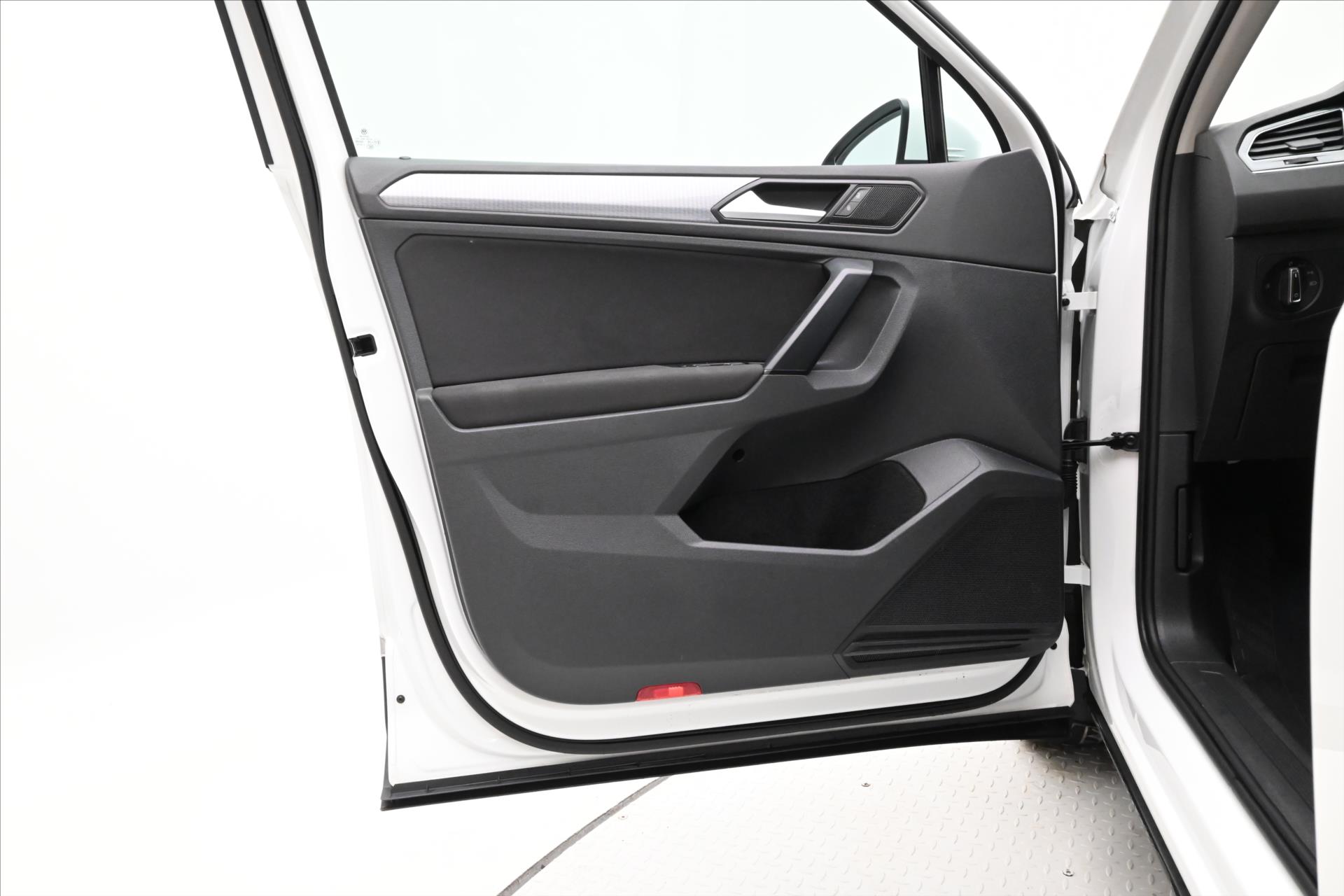 Hlavní fotografie vozu Volkswagen Tiguan 2,0 TDI 110 kW DSG Life Záruka až 5 let (24)