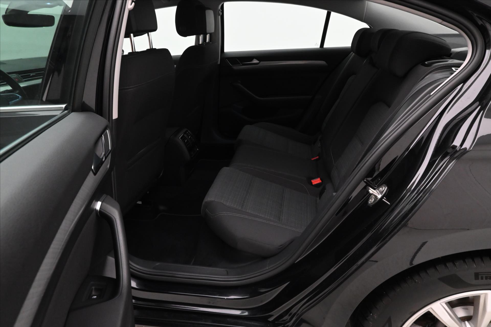 Hlavní fotografie vozu Volkswagen Passat 2,0 TDI 110 kW Business Záruka až 5 let (14)