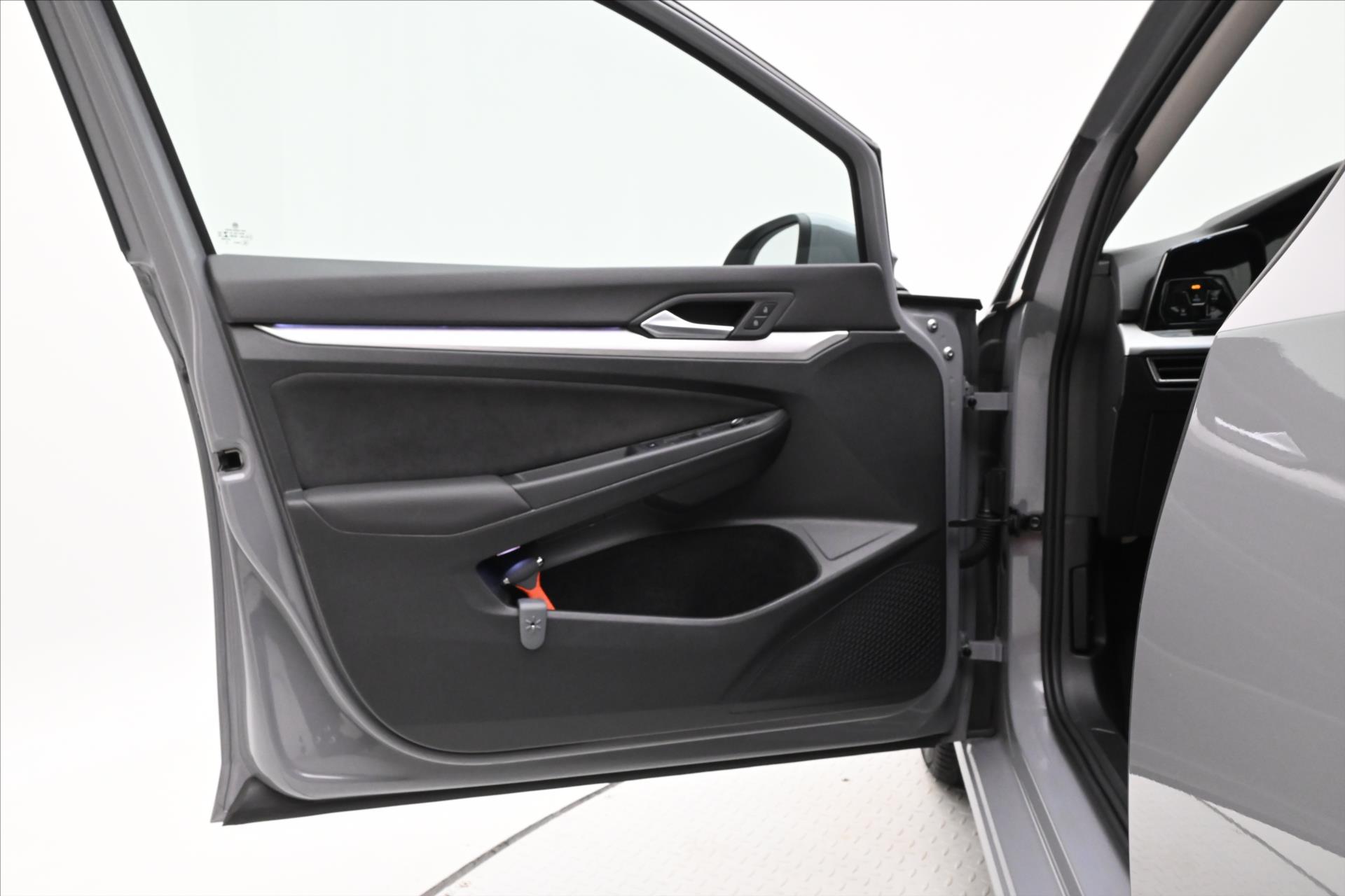 Hlavní fotografie vozu Volkswagen Golf 1,5 eTSI 96 kW DSG Life Business Záruka až 5 let (22)