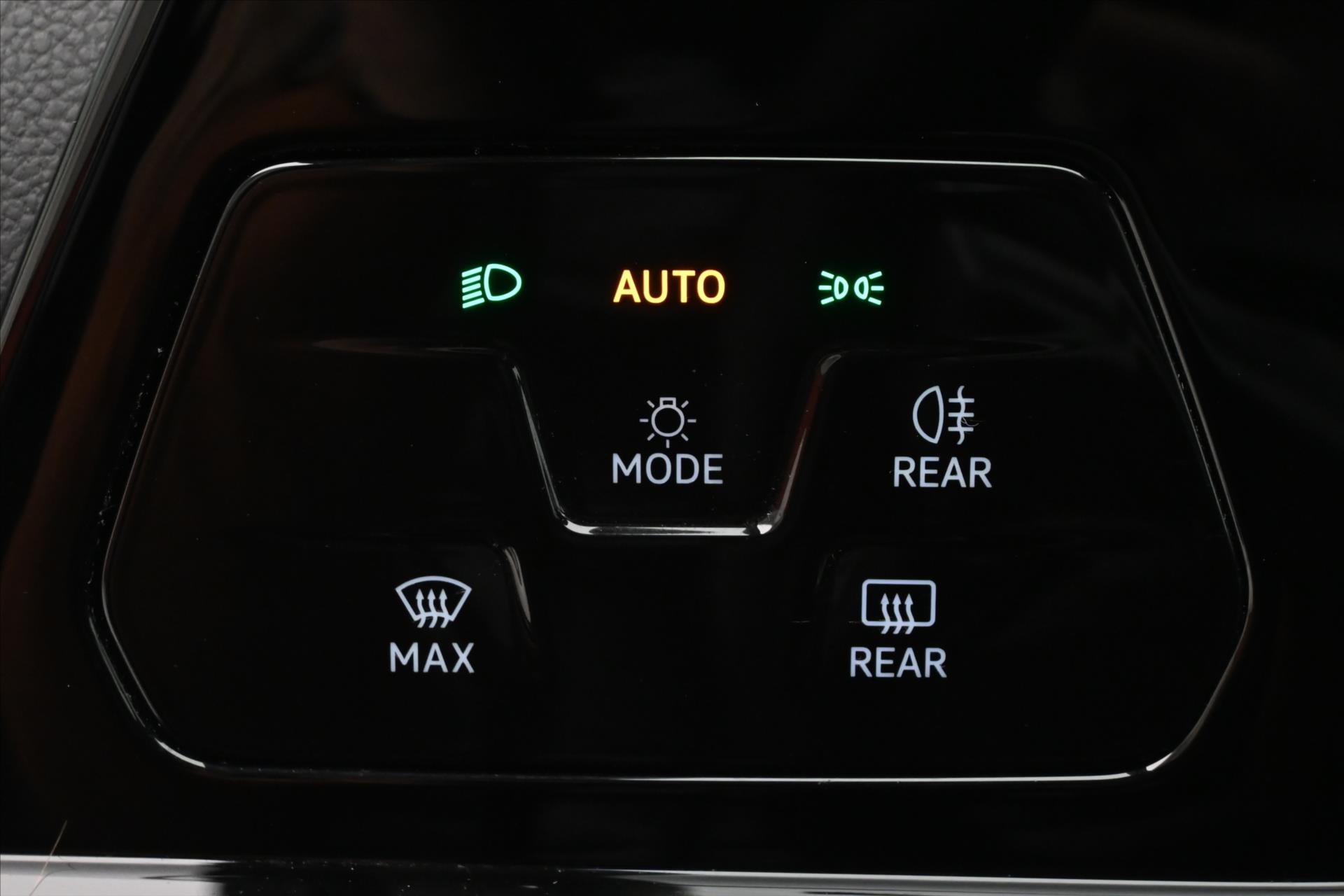 Hlavní fotografie vozu Volkswagen Golf 1,5 eTSI 96 kW DSG Life Business Záruka až 5 let (24)