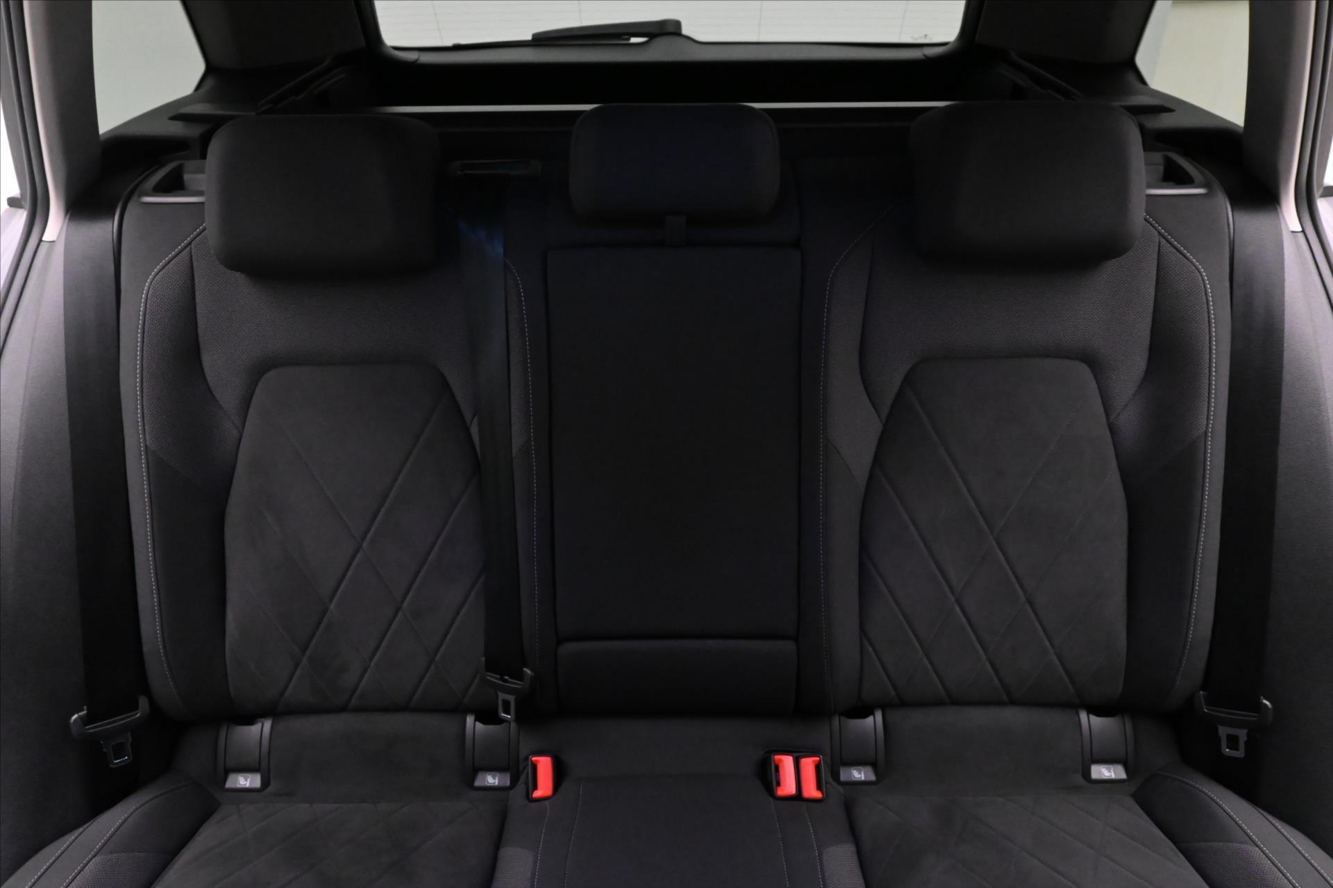 Hlavní fotografie vozu Volkswagen Golf 1,5 eTSI 96 kW DSG Life Business Záruka až 5 let (25)