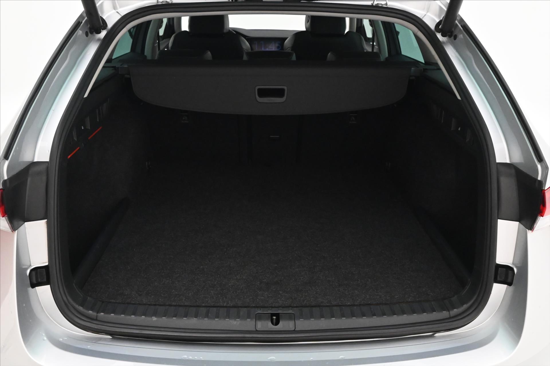 Hlavní fotografie vozu Škoda Octavia 1,4 TSI iV 150kW DSG Business Záruka až 5 let (10)