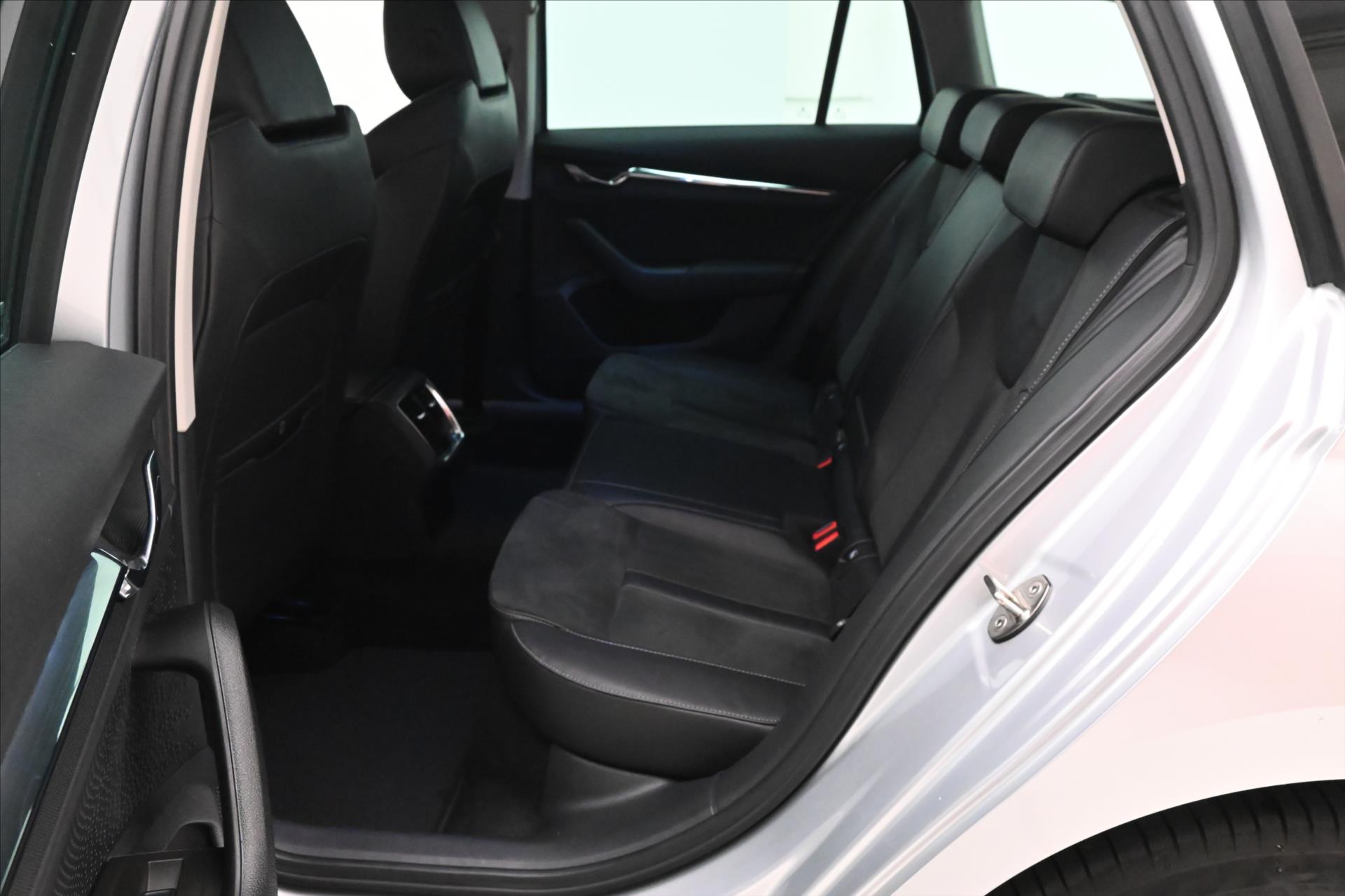 Hlavní fotografie vozu Škoda Octavia 1,4 TSI iV 150kW DSG Business Záruka až 5 let (14)