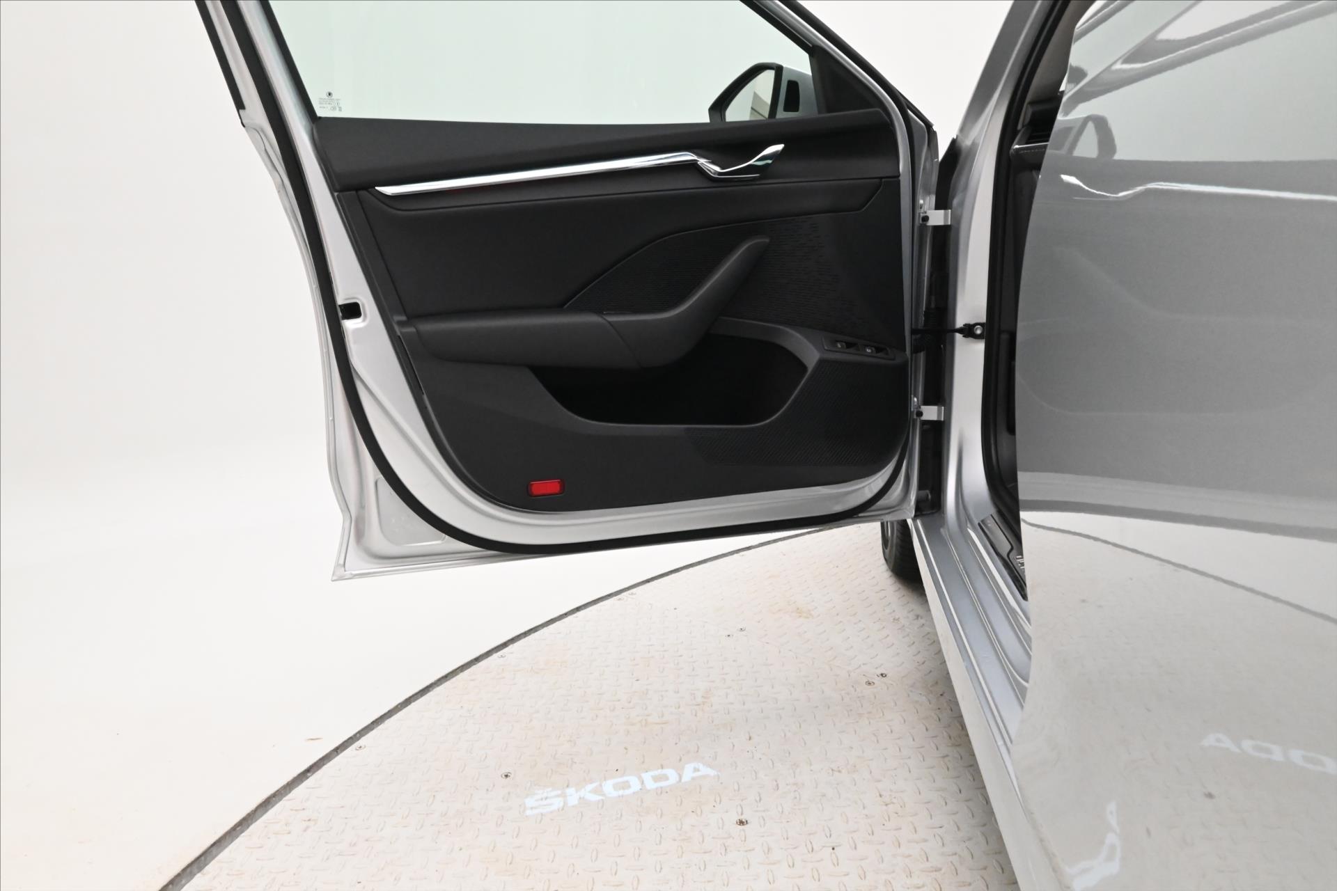 Hlavní fotografie vozu Škoda Octavia 1,4 TSI iV 150kW DSG Business Záruka až 5 let (25)