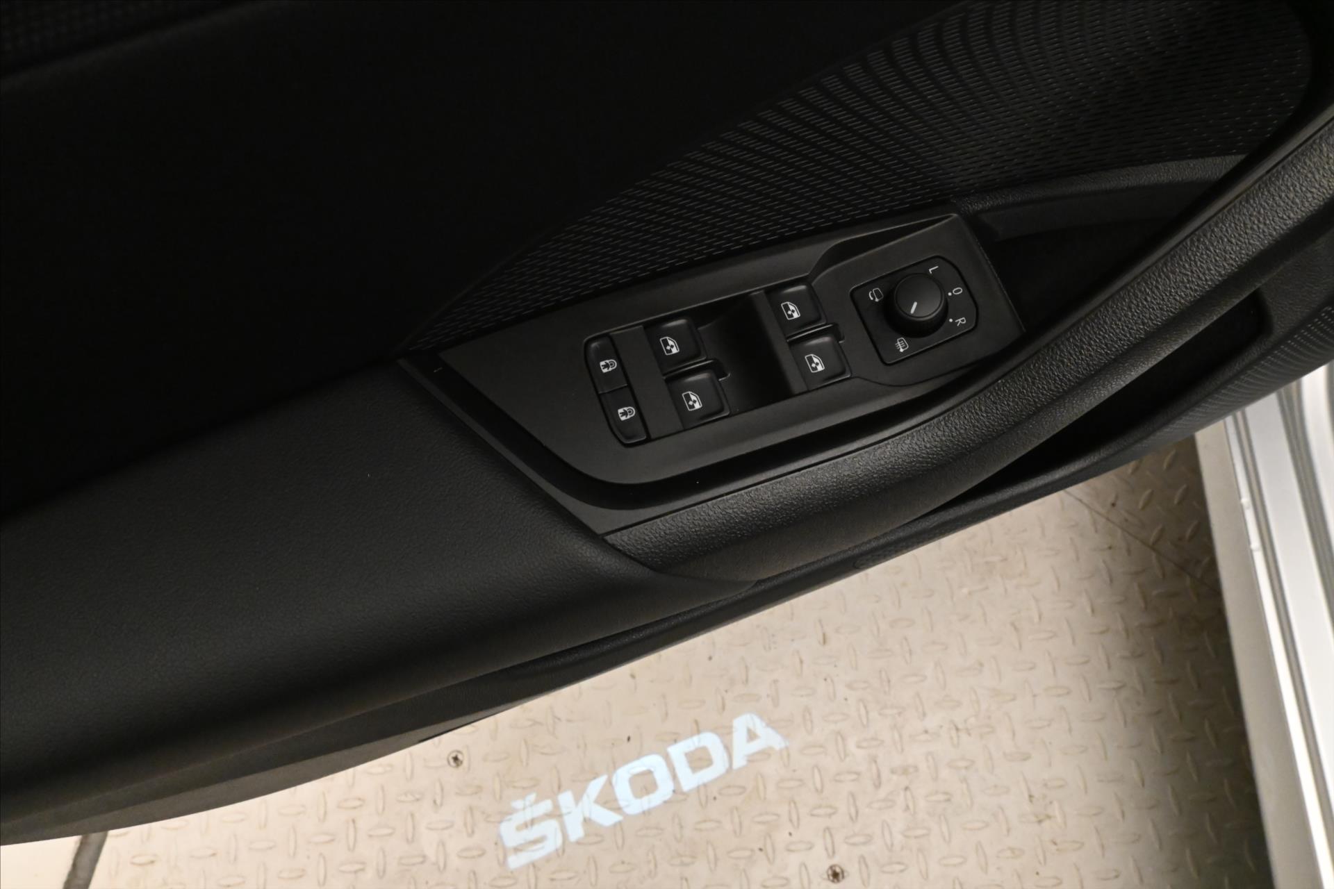 Hlavní fotografie vozu Škoda Octavia 1,4 TSI iV 150kW DSG Business Záruka až 5 let (26)