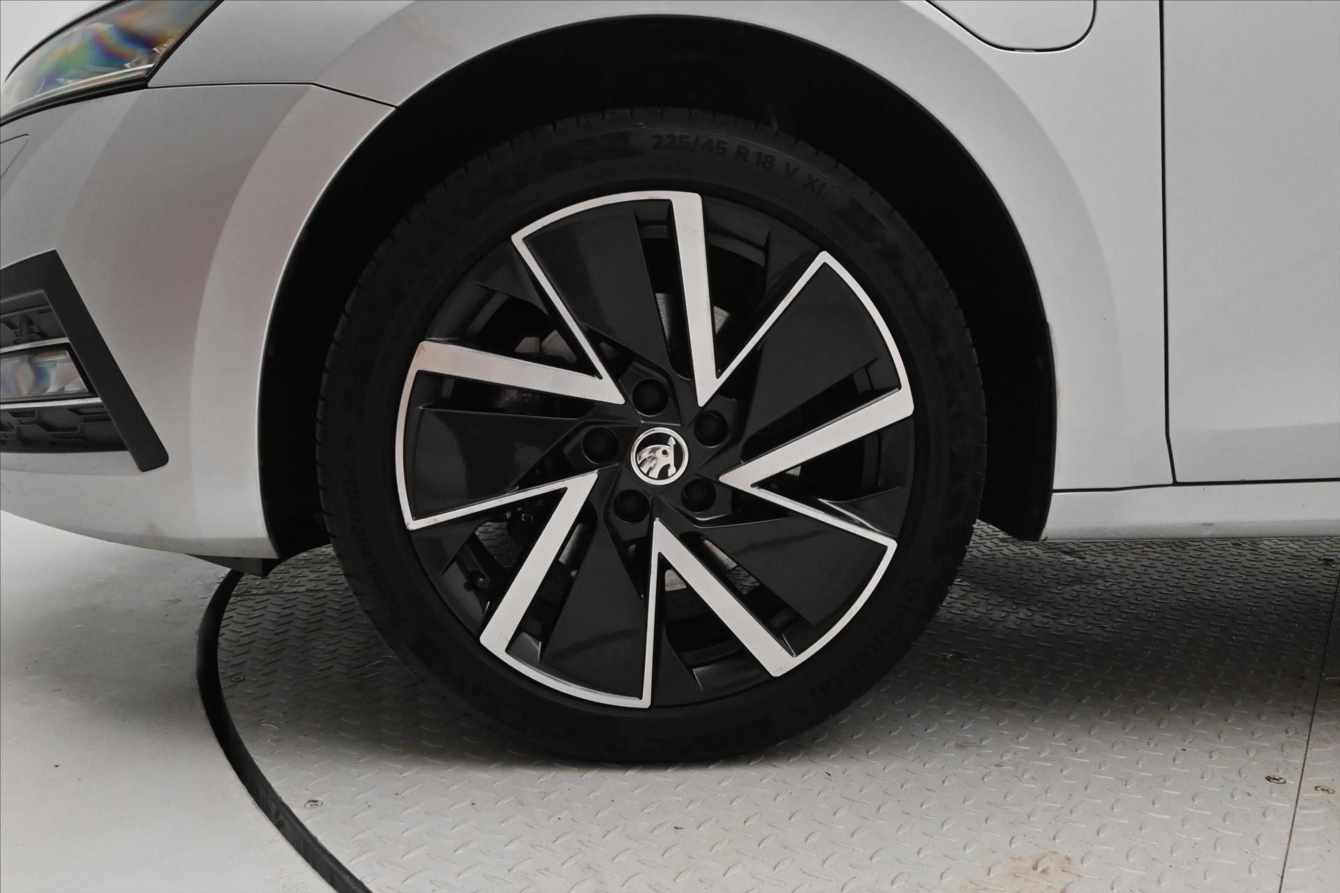 Hlavní fotografie vozu Škoda Octavia 1,4 TSI iV 150kW DSG Business Záruka až 5 let (33)