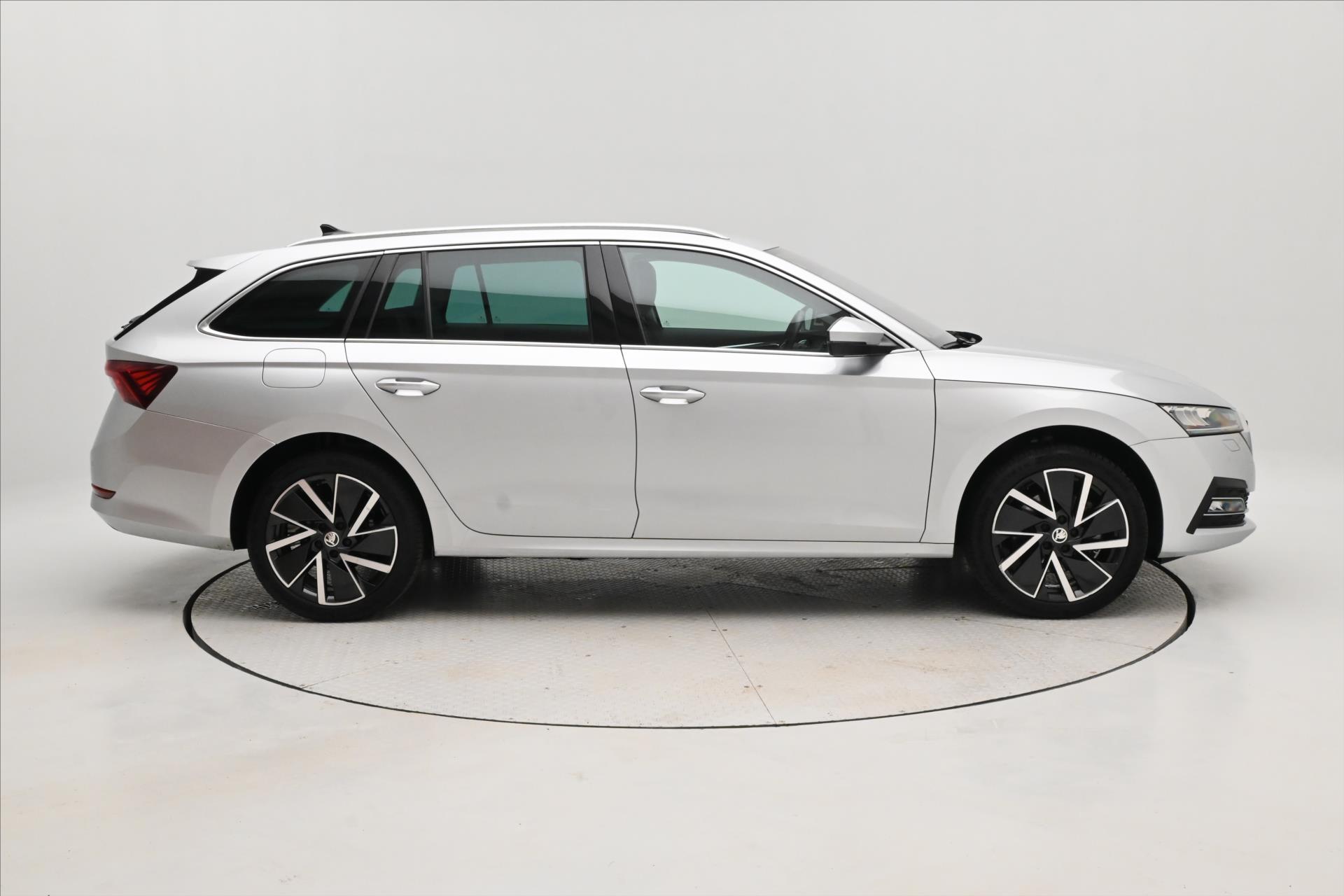 Hlavní fotografie vozu Škoda Octavia 1,4 TSI iV 150kW DSG Business Záruka až 5 let (4)