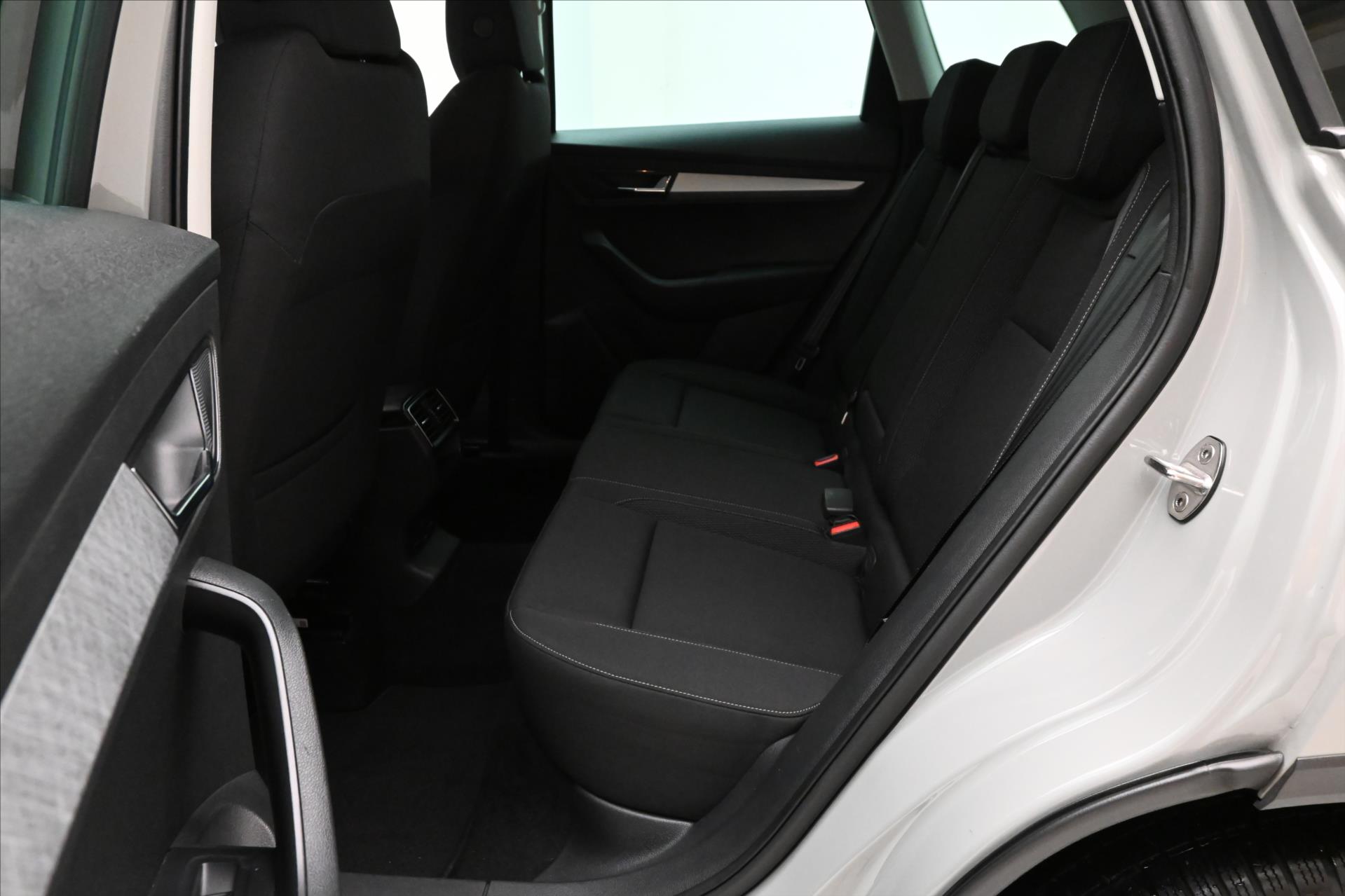 Hlavní fotografie vozu Škoda Karoq 1,0 TSI 81 kW Business Tažné zařízení Záruka až 5 let (14)