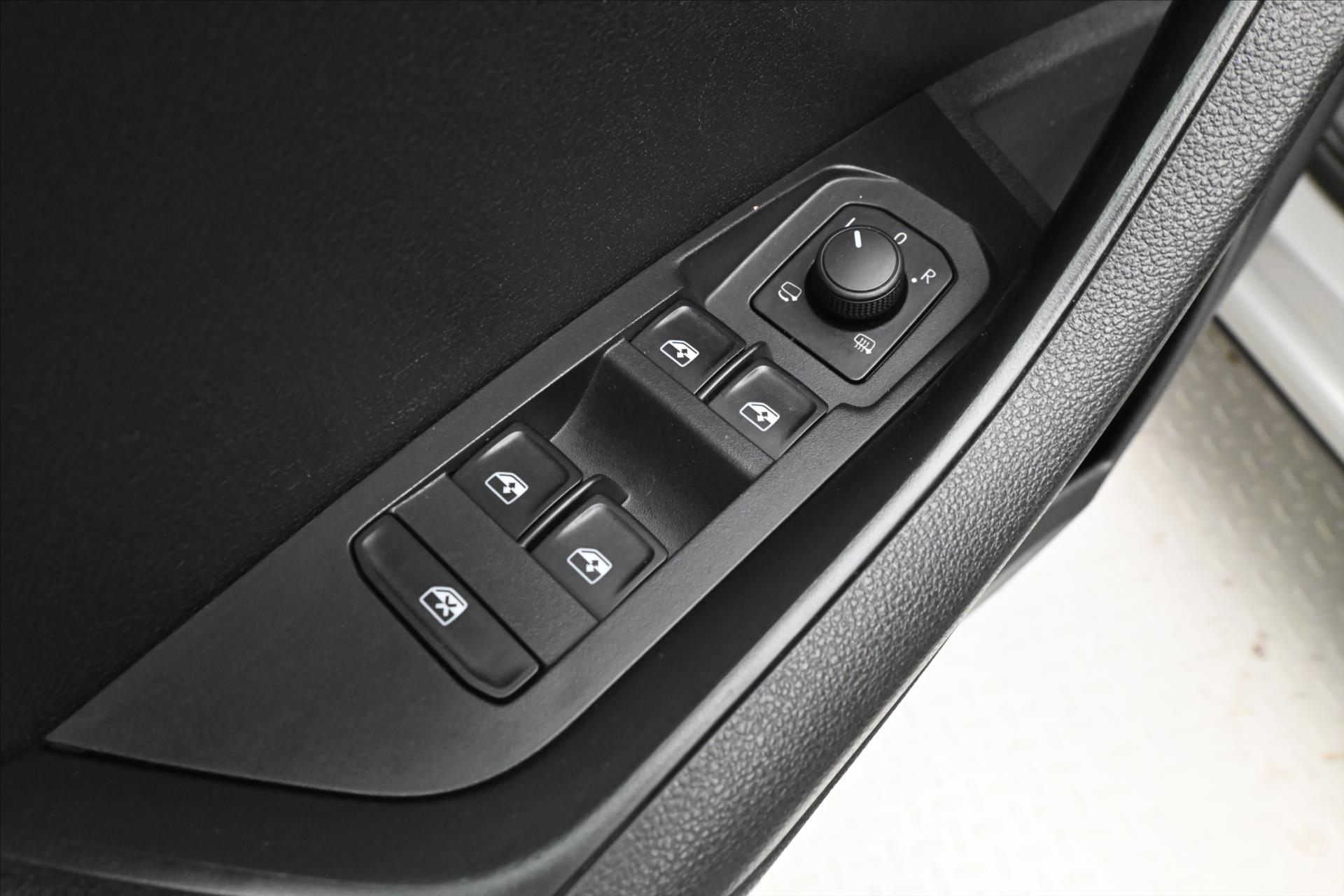 Hlavní fotografie vozu Škoda Karoq 1,0 TSI 81 kW Business Tažné zařízení Záruka až 5 let (24)