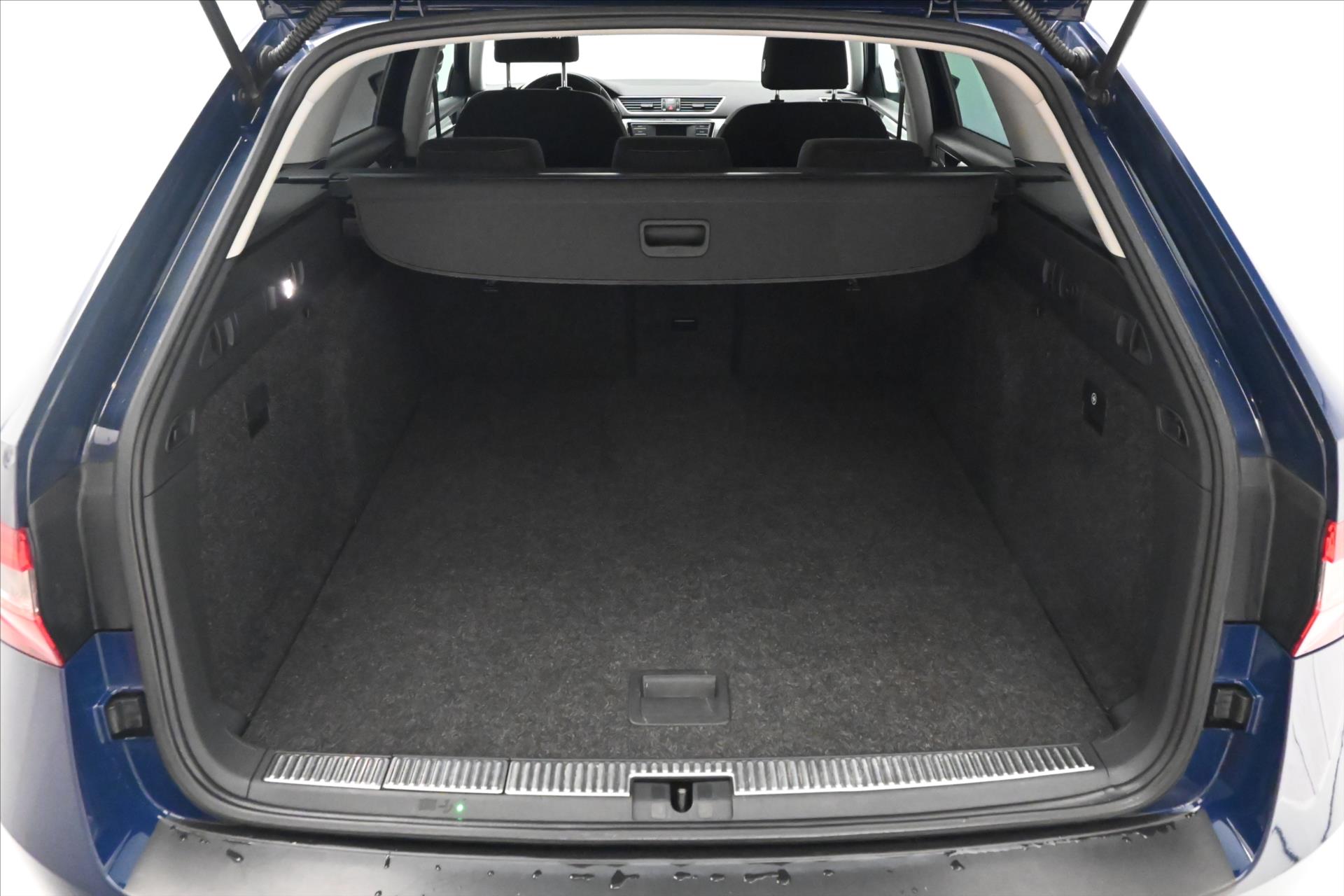 Hlavní fotografie vozu Škoda Superb 2,0 TDI 110 kW Ambition Tažné Záruka (9)