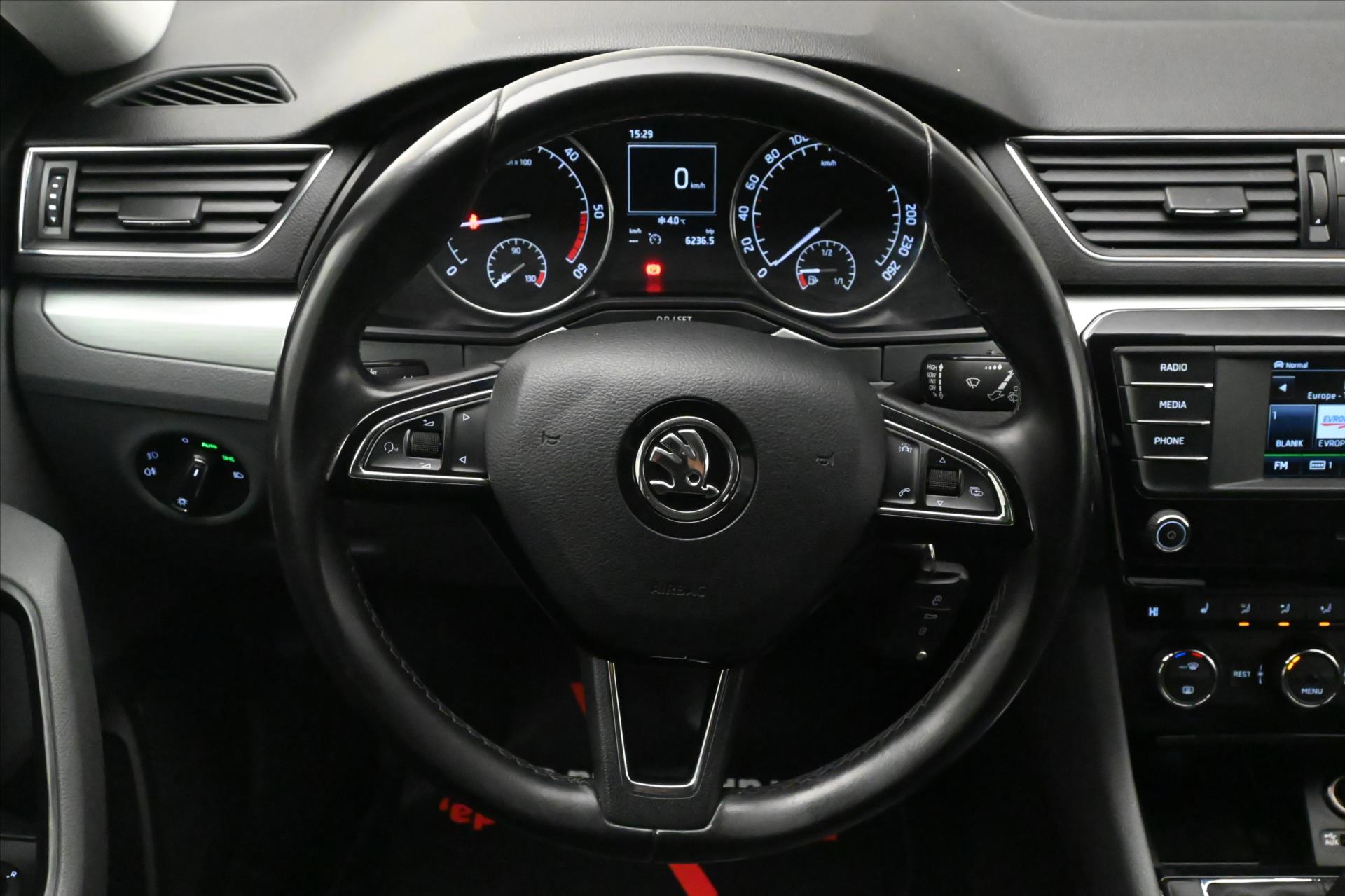 Hlavní fotografie vozu Škoda Superb 2,0 TDI 110 kW Ambition Tažné Záruka (17)