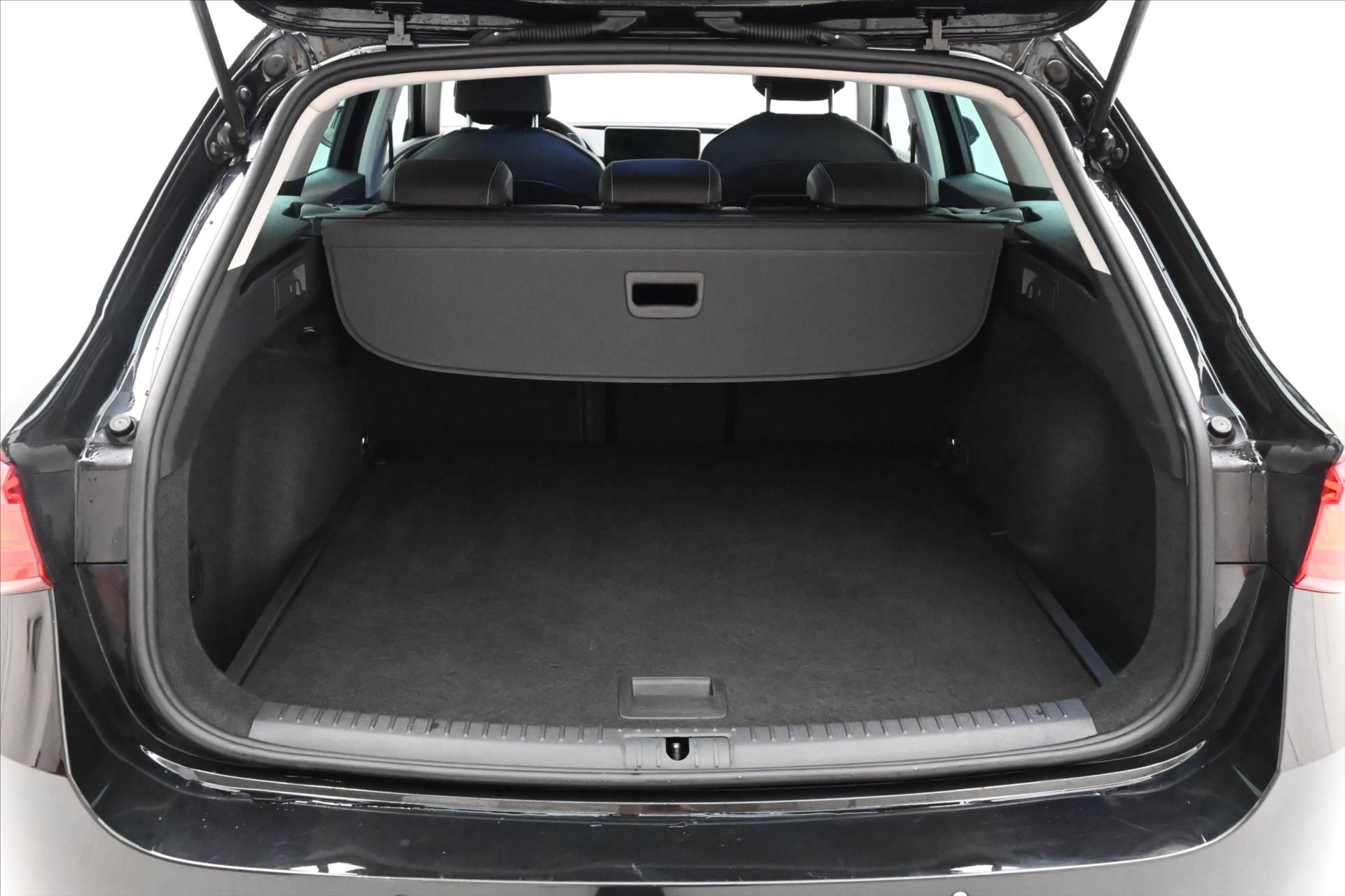 Hlavní fotografie vozu Seat Leon 1,5 FR TSI 110 kW LED Tažné Záruka až 5 let (10)