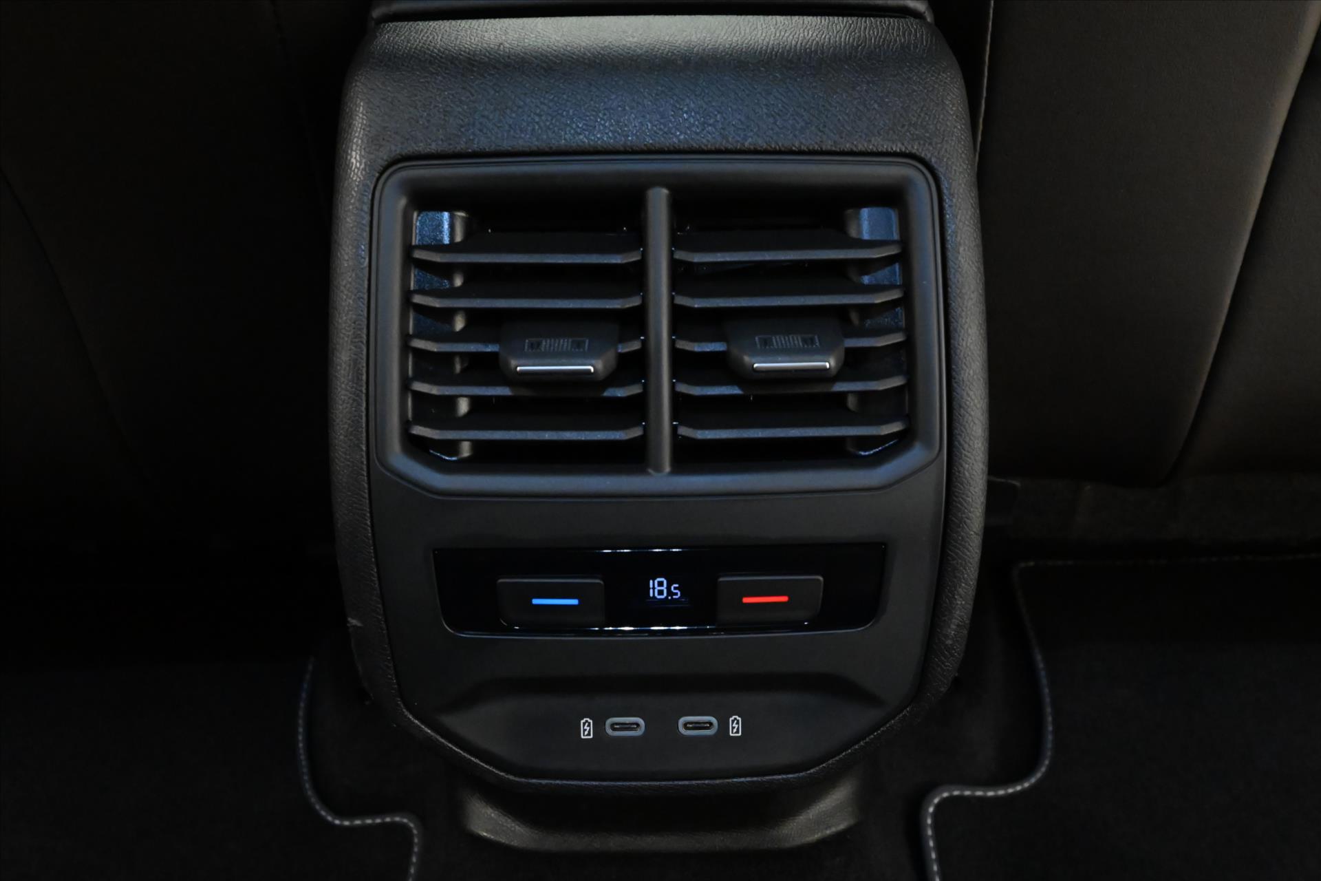 Hlavní fotografie vozu Seat Leon 1,5 FR TSI 110 kW LED Tažné Záruka až 5 let (21)