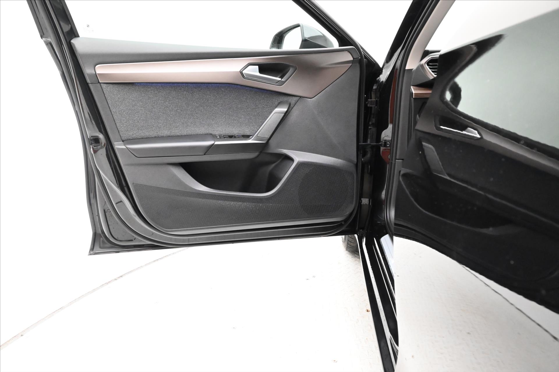 Hlavní fotografie vozu Seat Leon 1,5 FR TSI 110 kW LED Tažné Záruka až 5 let (23)