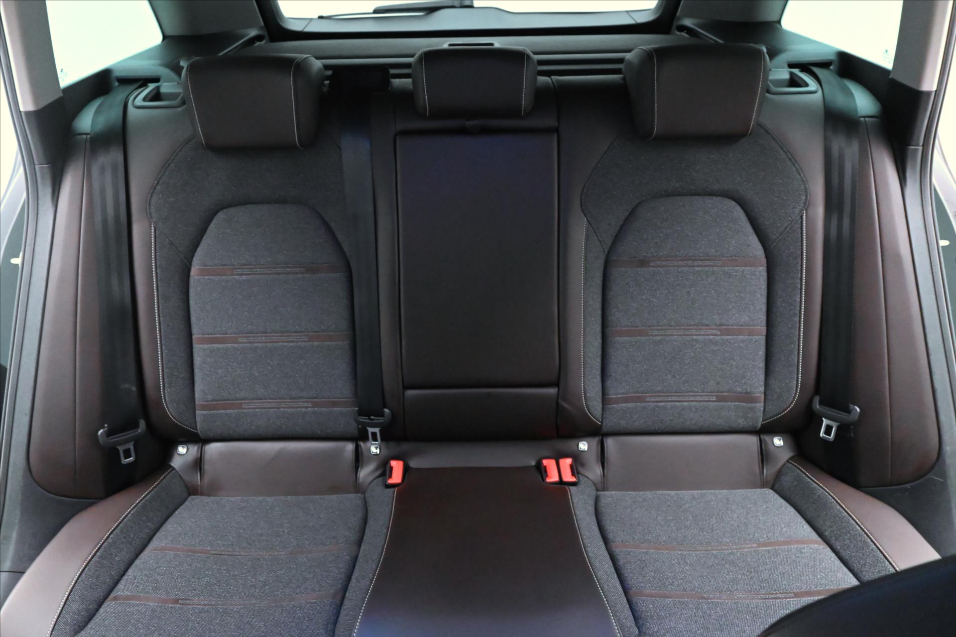 Hlavní fotografie vozu Seat Leon 1,5 FR TSI 110 kW LED Tažné Záruka až 5 let (26)