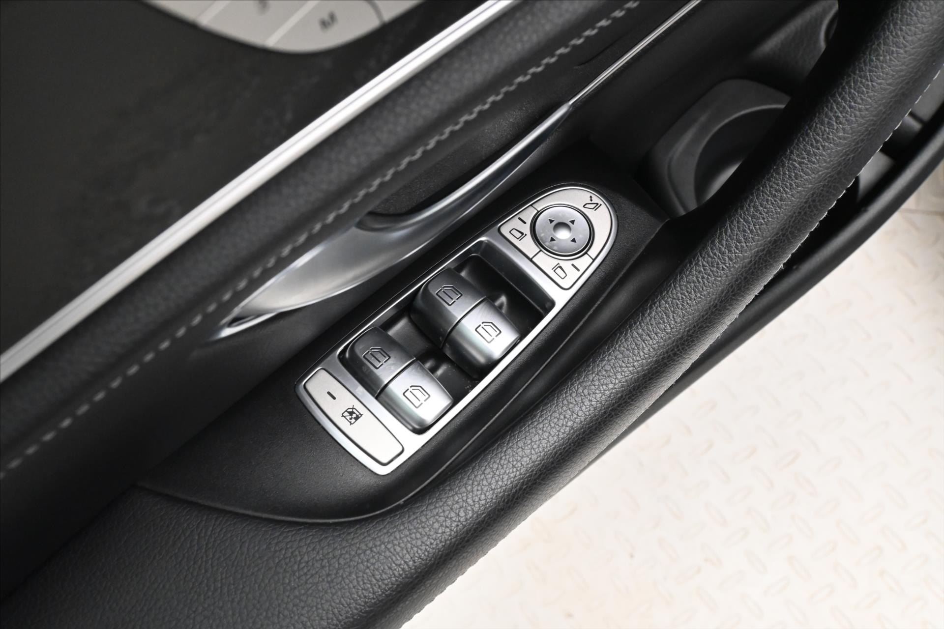 Hlavní fotografie vozu Mercedes-Benz Třídy E 2,0 220d 147kW AMGLINE Záruka až 5 let (24)