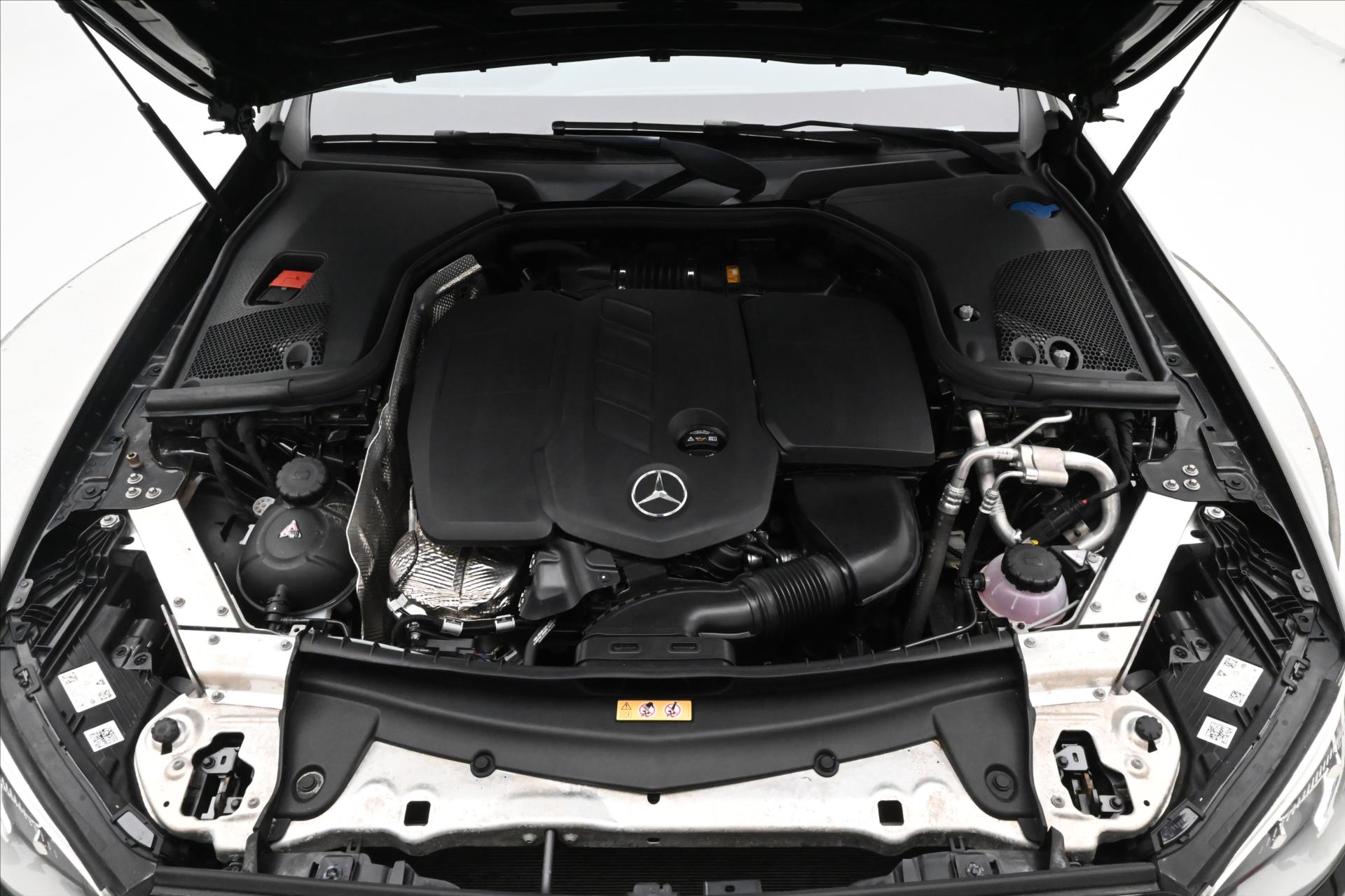 Hlavní fotografie vozu Mercedes-Benz Třídy E 2,0 220d 147kW AMGLINE Záruka až 5 let (9)