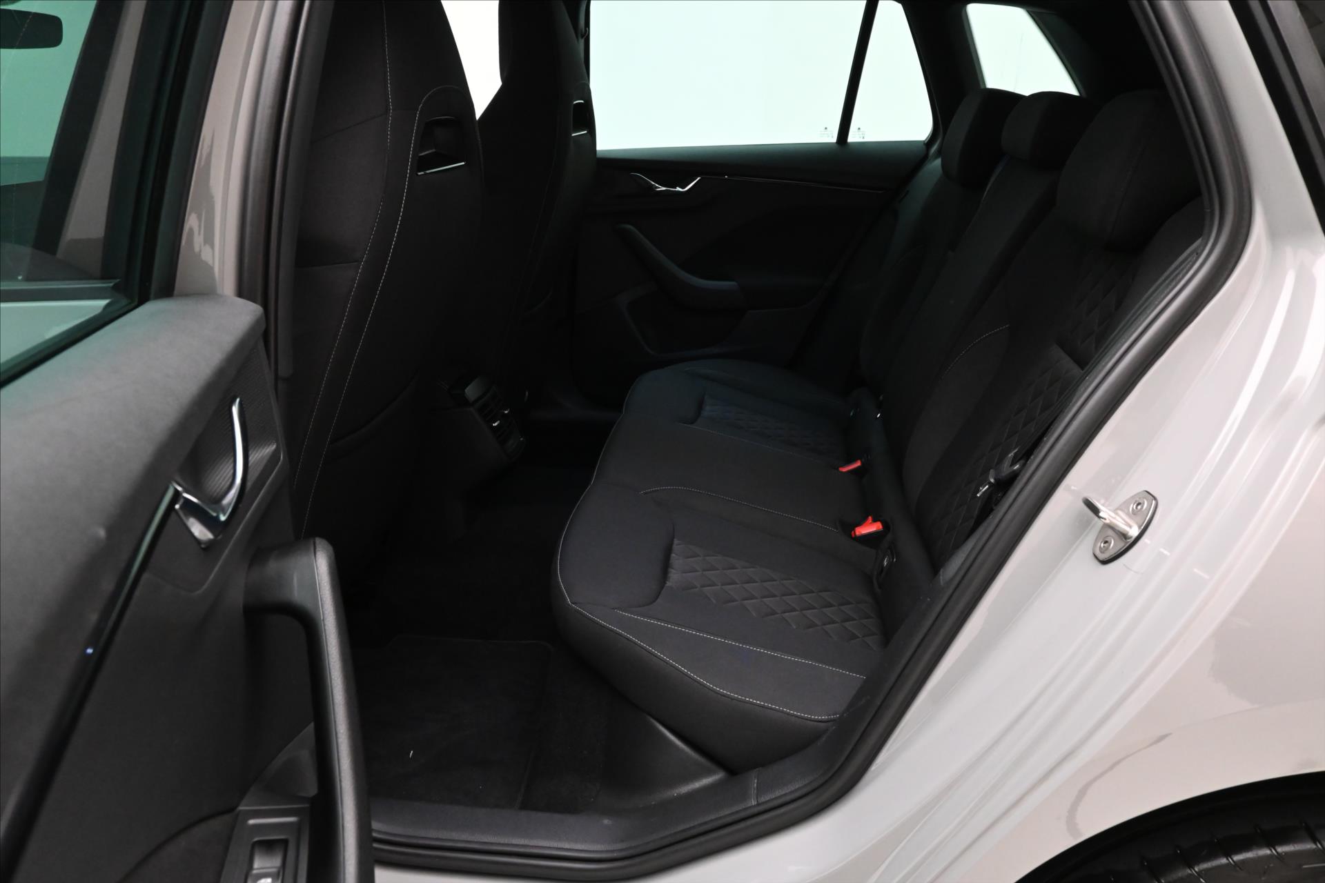 Hlavní fotografie vozu Škoda Kamiq 1,0 TSI 81 kW Sport Business Záruka až 5 let (14)