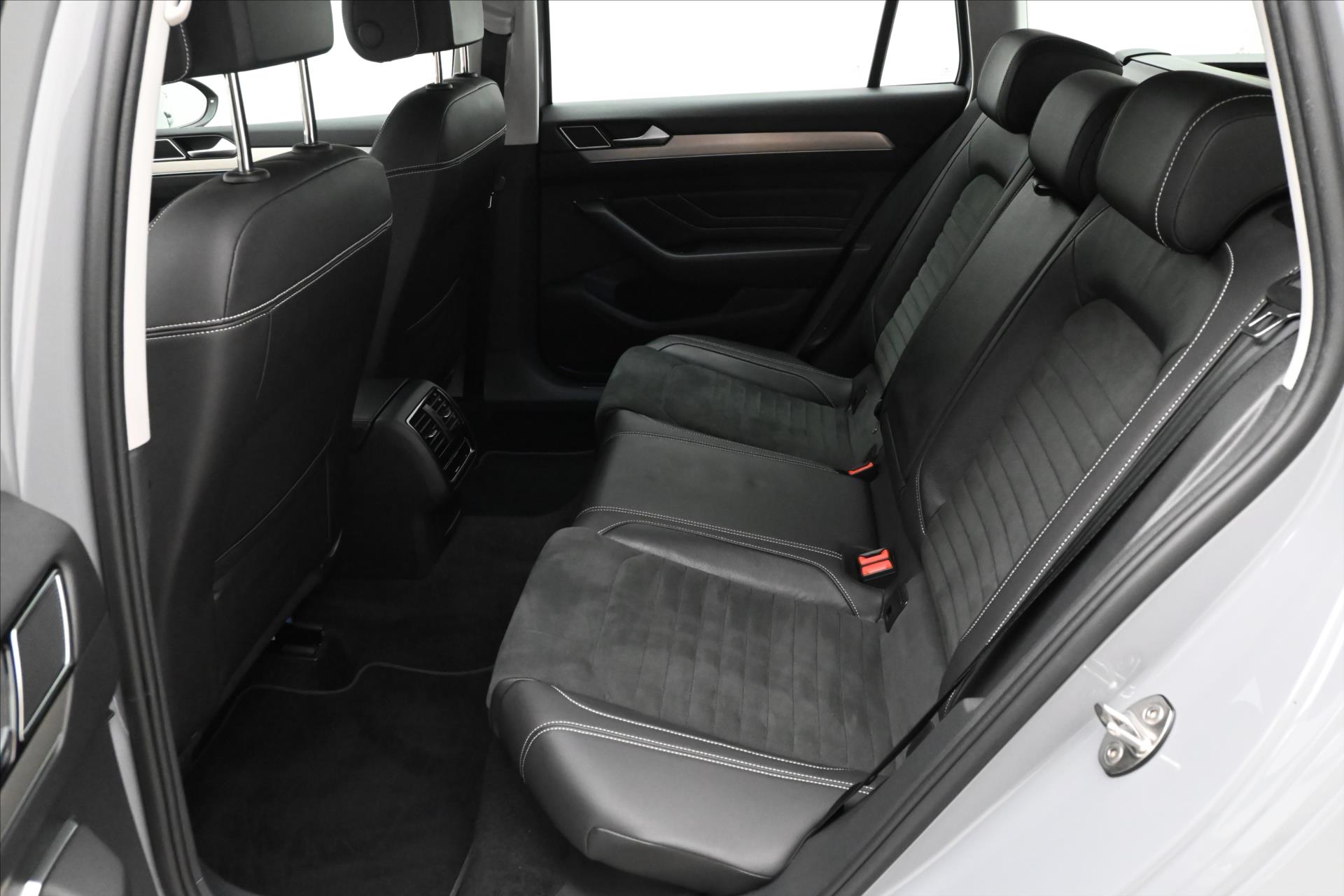 Hlavní fotografie vozu Volkswagen Passat 2,0 TDI 110 kW DSG Elegance Záruka až 5 let (14)