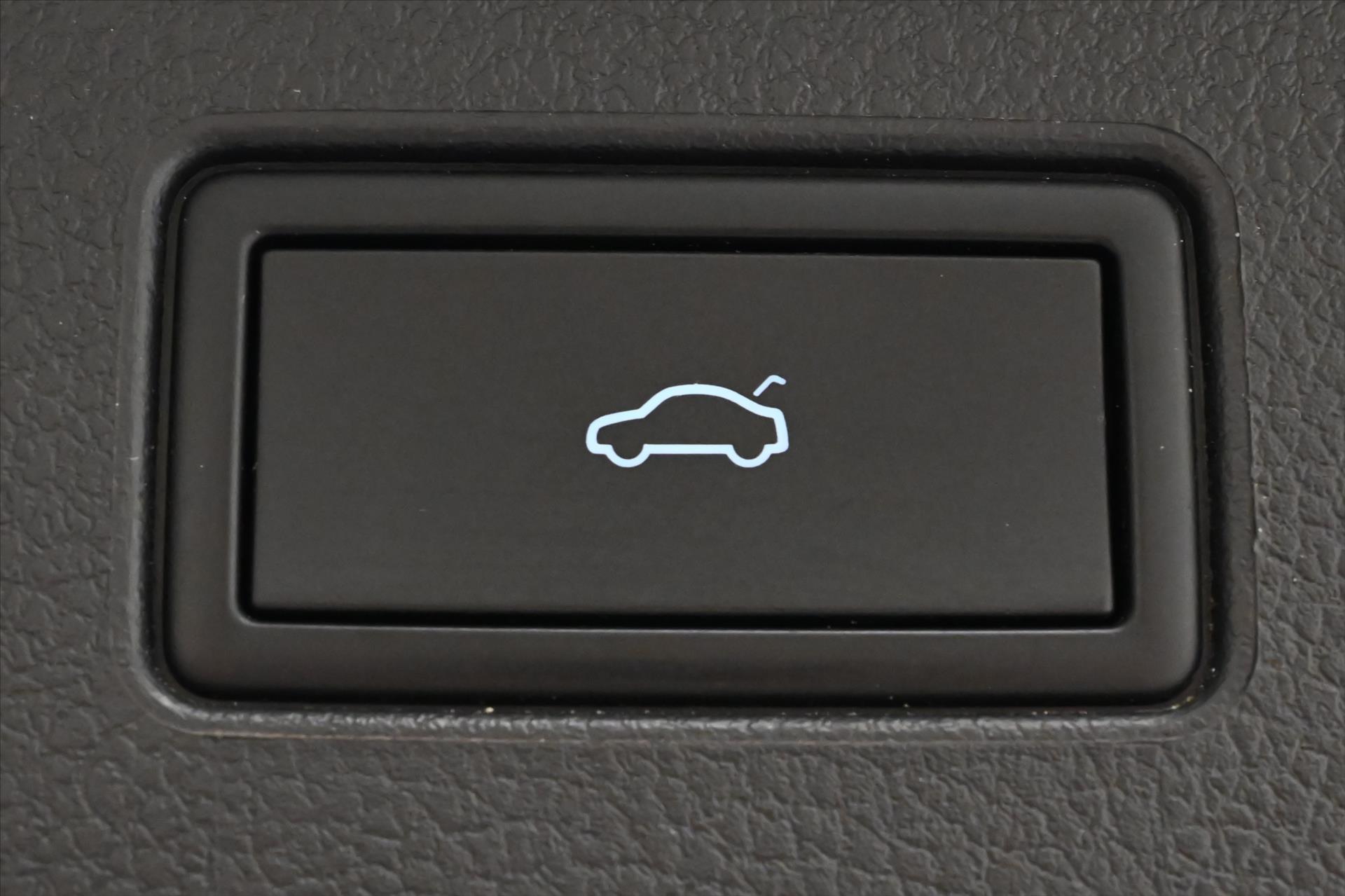 Hlavní fotografie vozu Volkswagen Passat 2,0 TDI 110 kW DSG Elegance Záruka až 5 let (28)