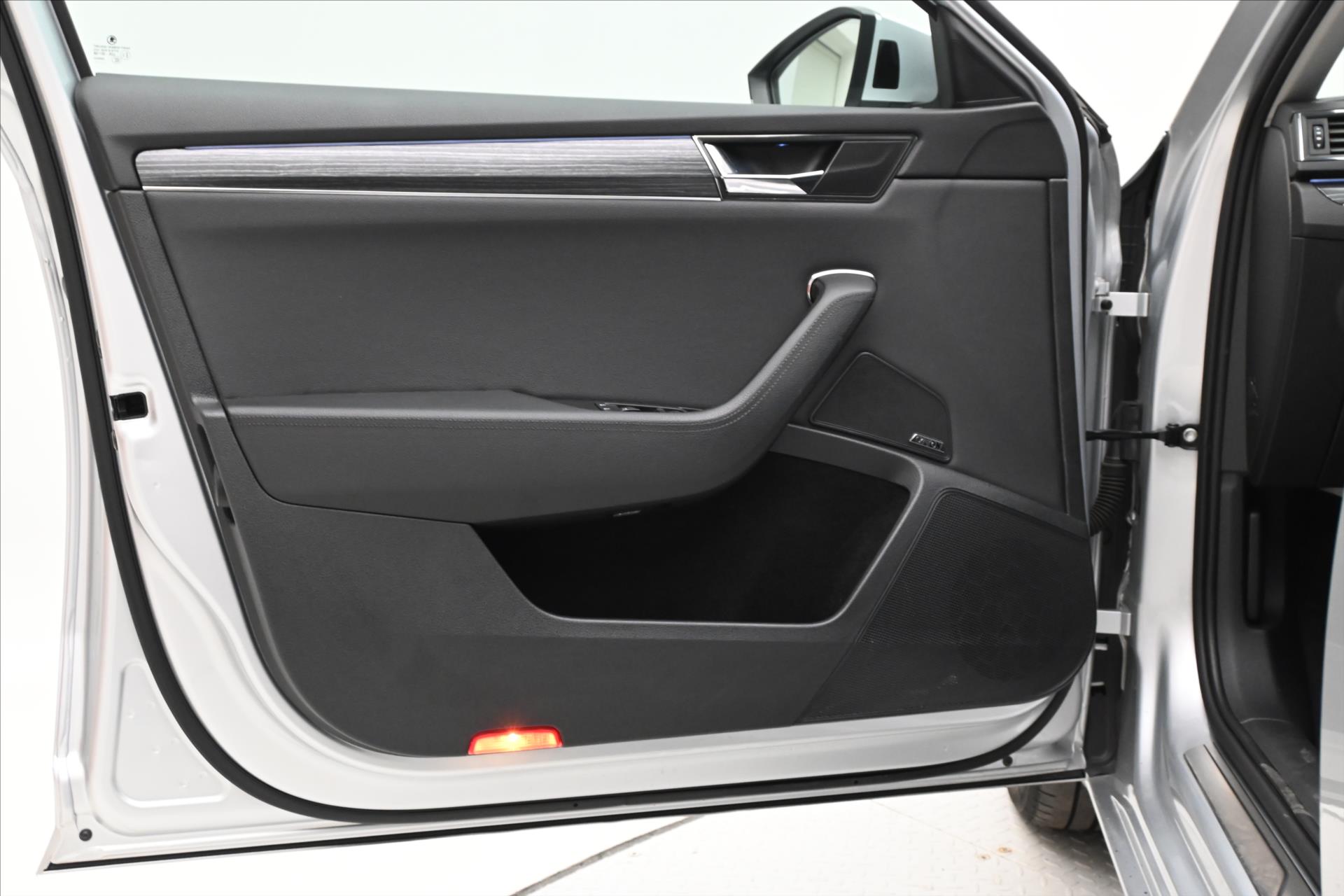 Hlavní fotografie vozu Škoda Superb 2,0 TDI 110kW DSG Executive Záruka až 5 let (25)