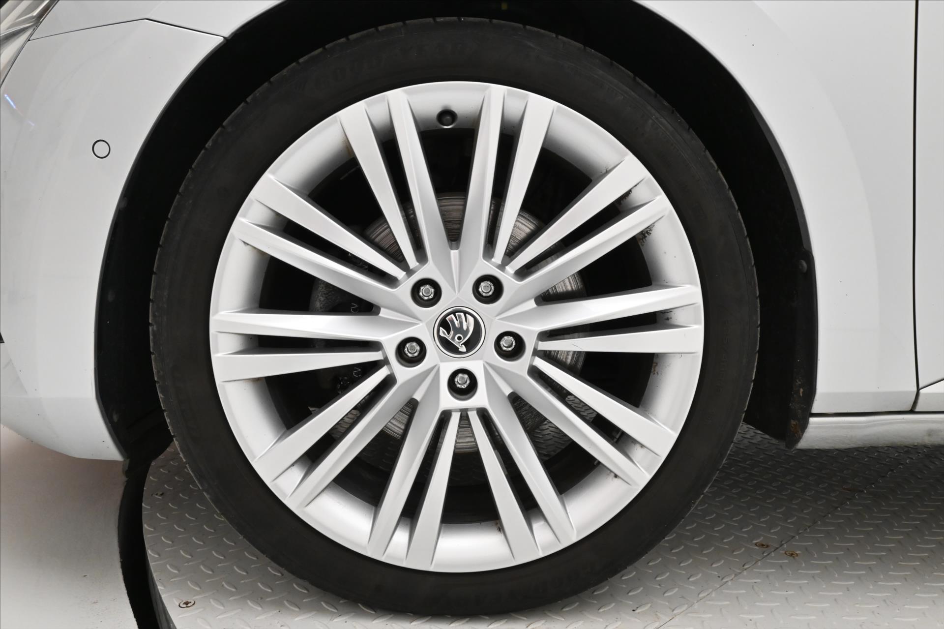 Hlavní fotografie vozu Škoda Superb 2,0 TDI 110kW DSG Executive Záruka až 5 let (33)