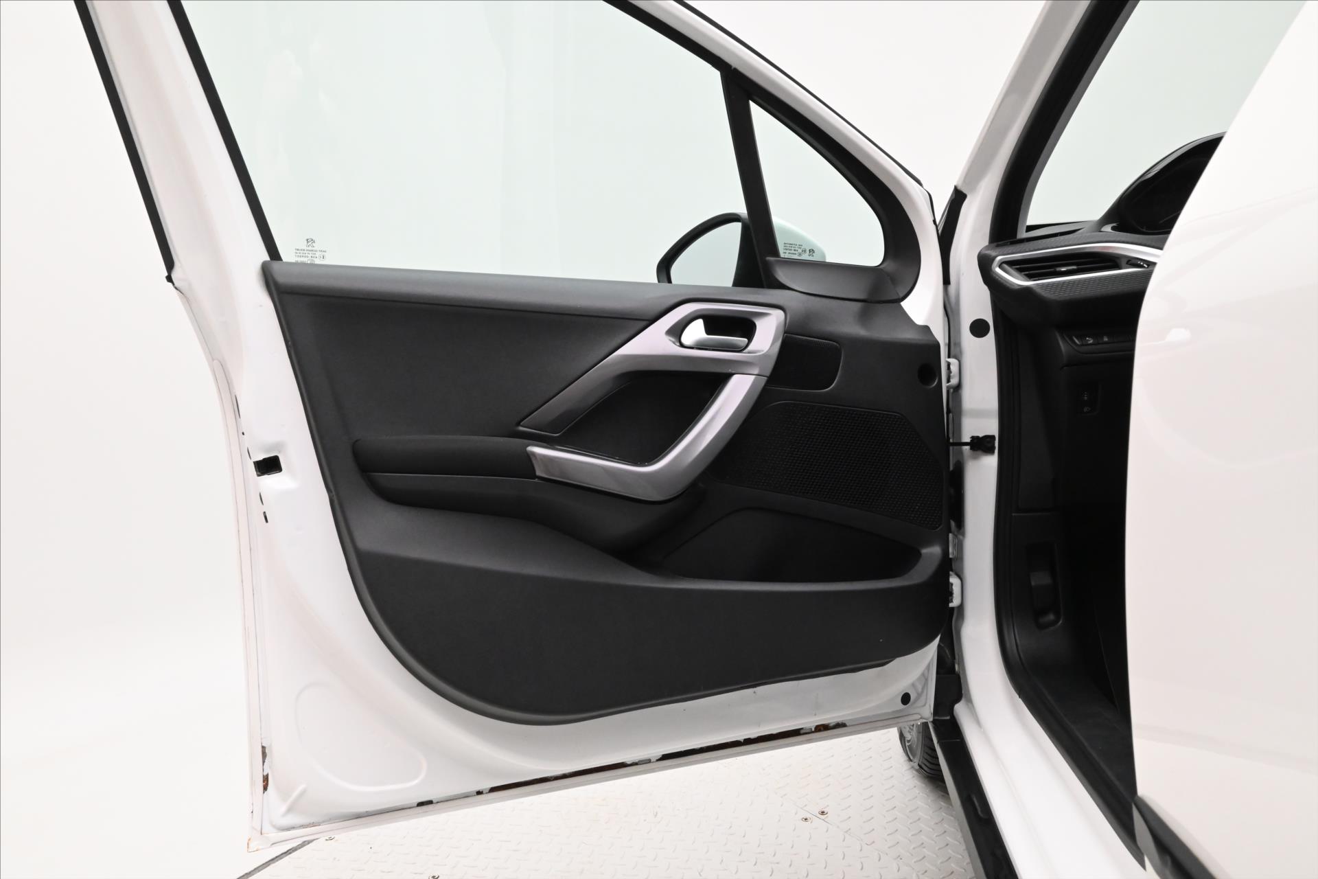 Hlavní fotografie vozu Peugeot 2008 1,2 PureTech 60 kW Digiklima Záruka až 5 let (23)