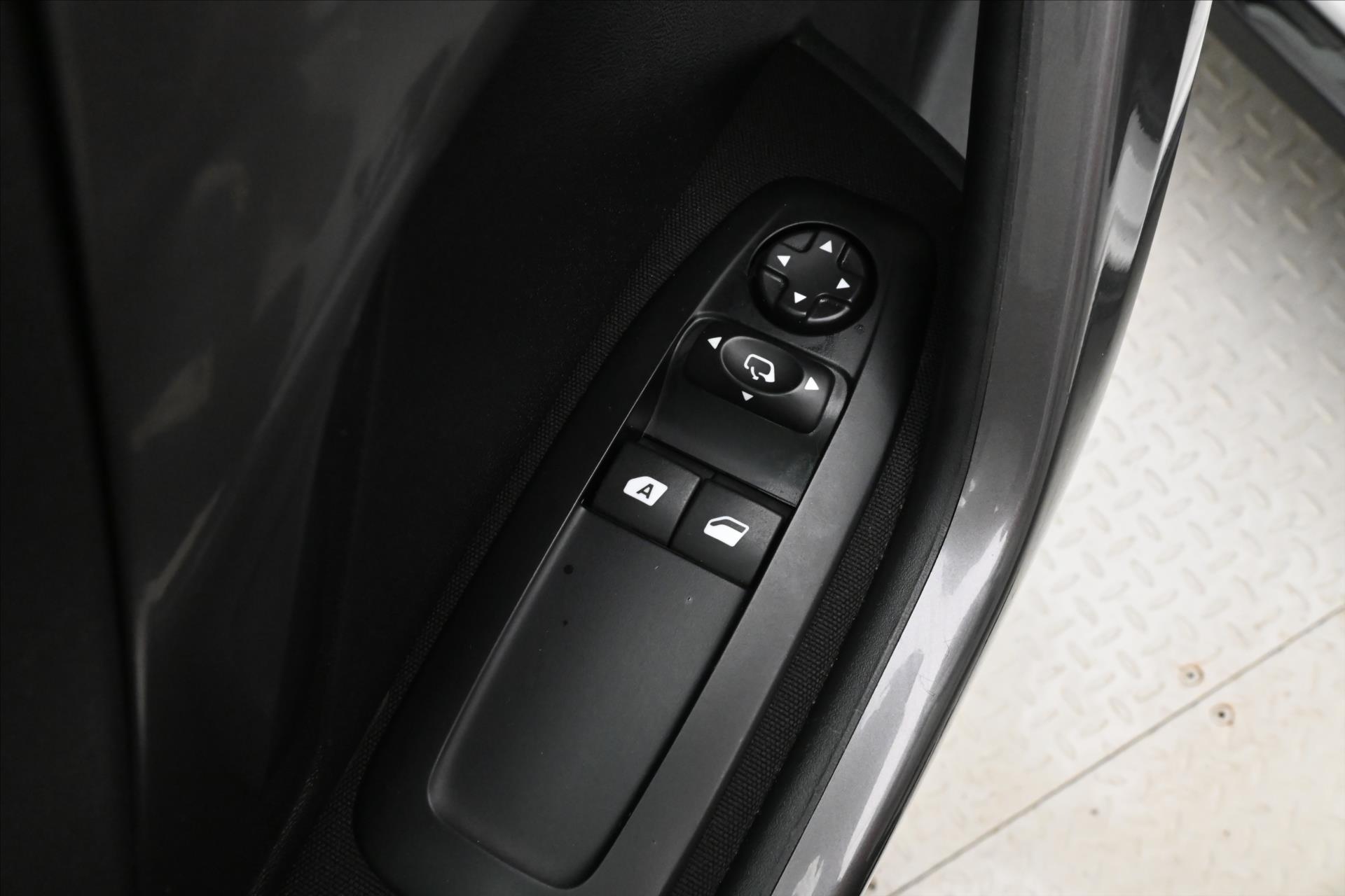 Hlavní fotografie vozu Peugeot 2008 1,2 PureTech 60 kW Digiklima Záruka až 5 let (24)