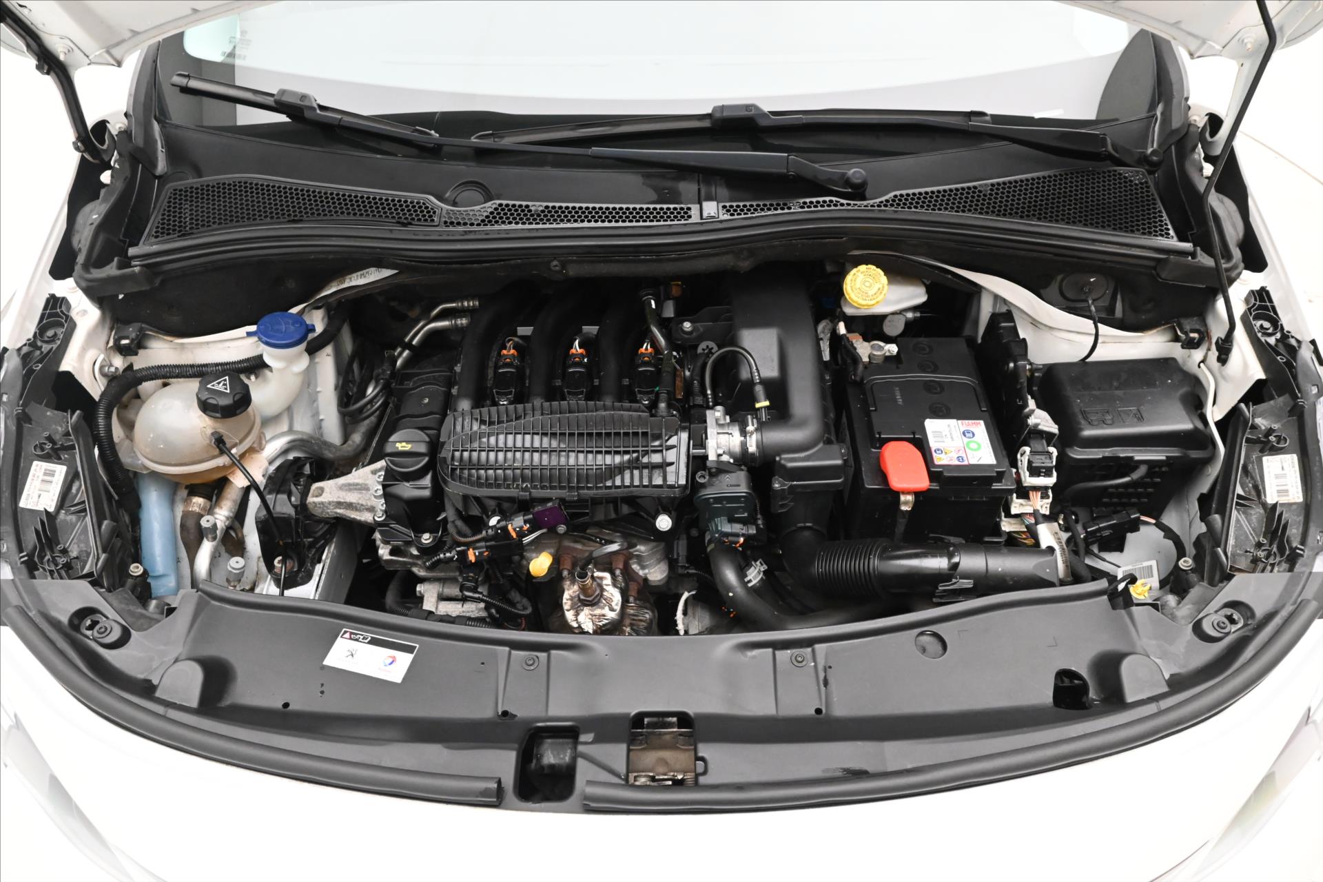 Hlavní fotografie vozu Peugeot 2008 1,2 PureTech 60 kW Digiklima Záruka až 5 let (9)