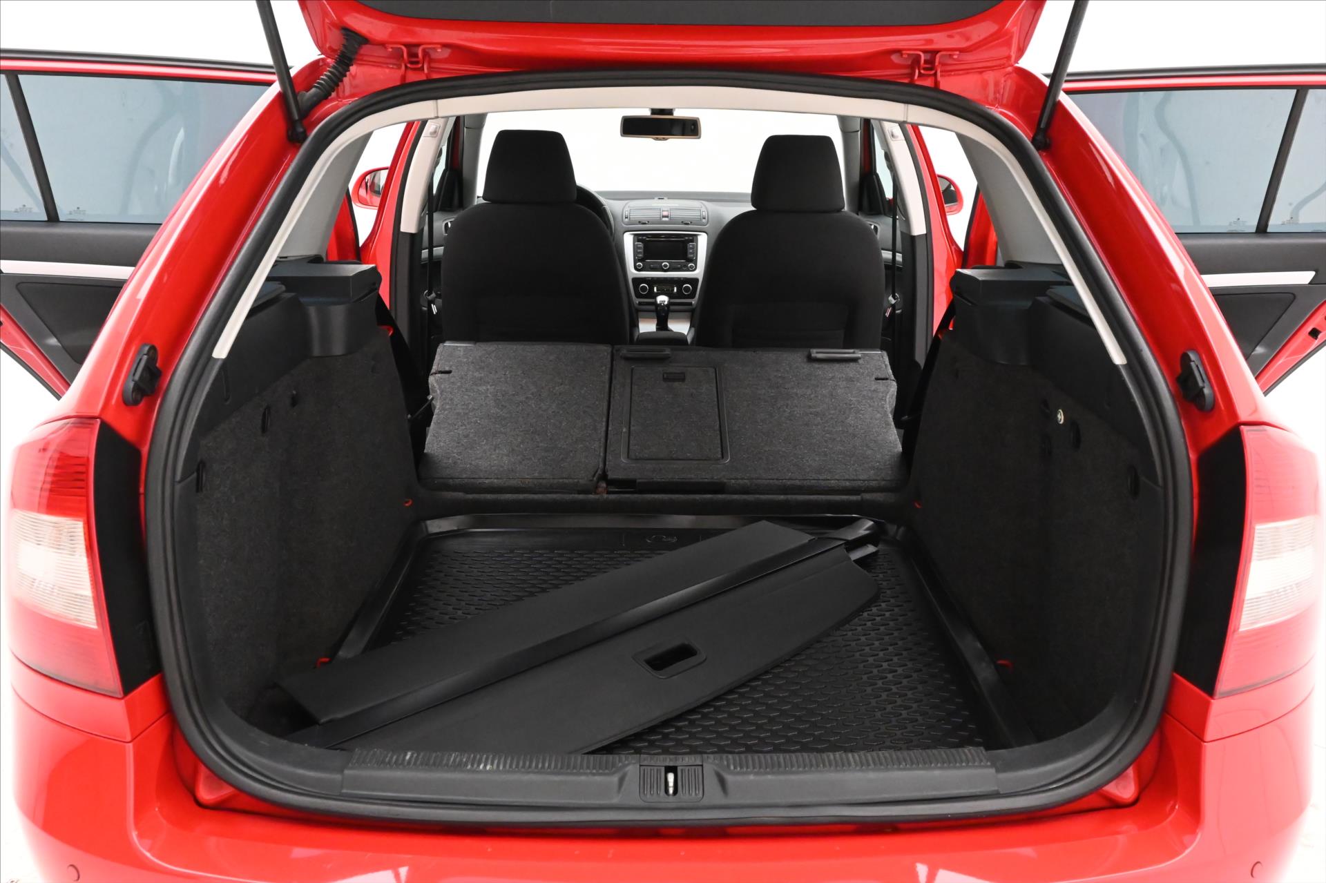 Main photo of the car Skoda Octavia 1.6 TDI 77kW Ambition Multifunction (11)