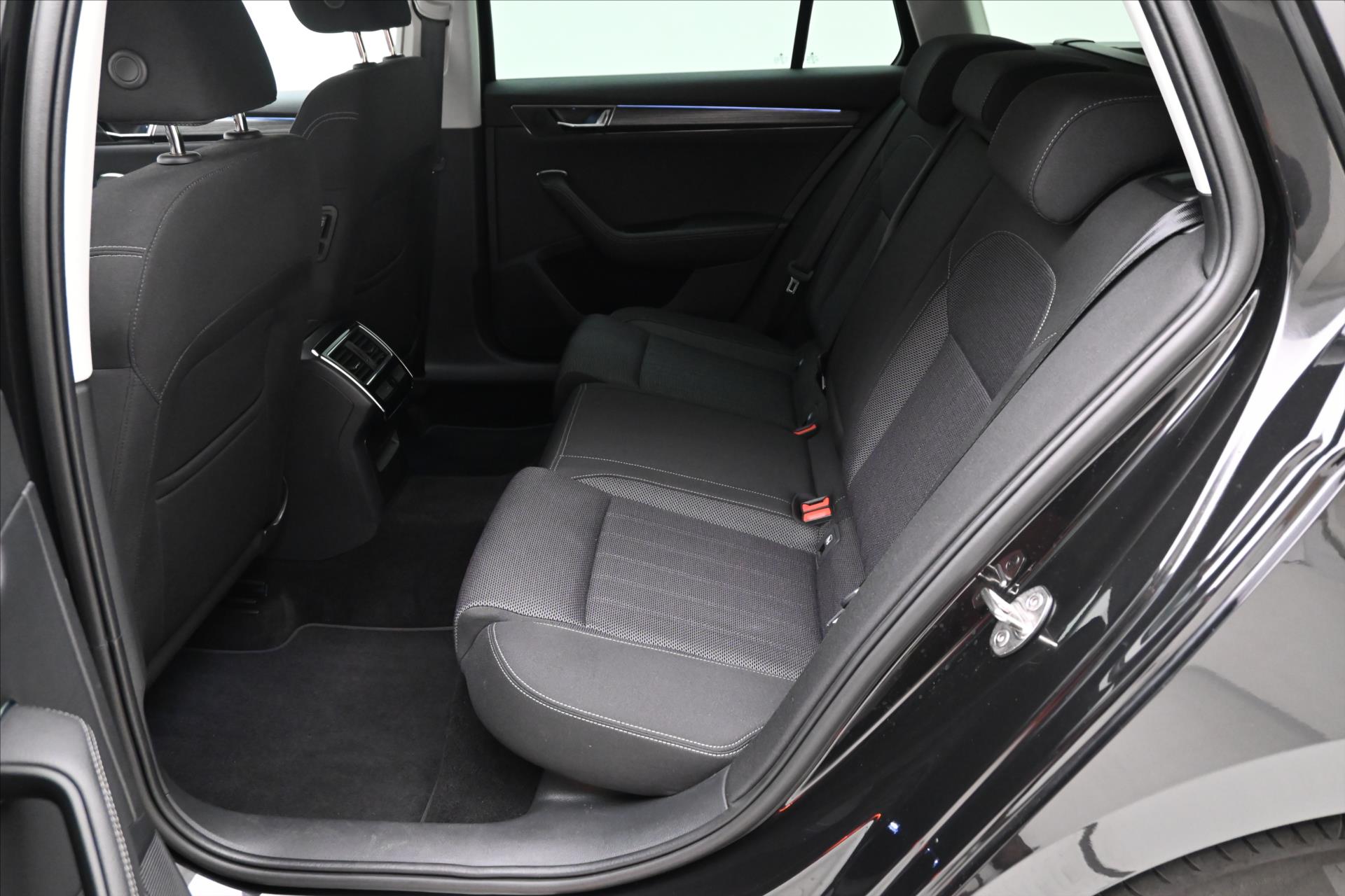 Hlavní fotografie vozu Škoda Superb 2,0 TDI 110 kW DSG Style Záruka až 5 let (14)