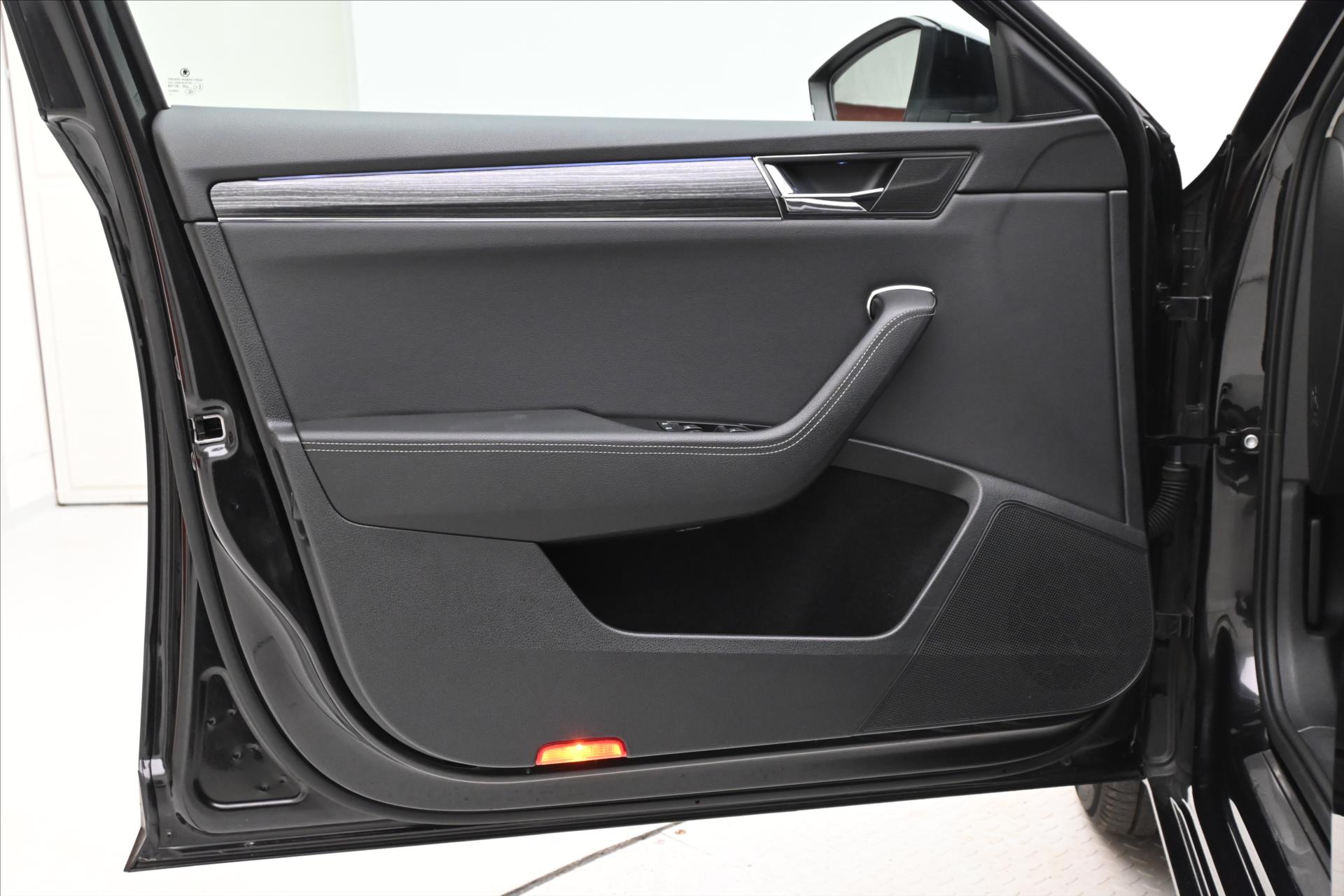 Hlavní fotografie vozu Škoda Superb 2,0 TDI 110 kW DSG Style Záruka až 5 let (24)