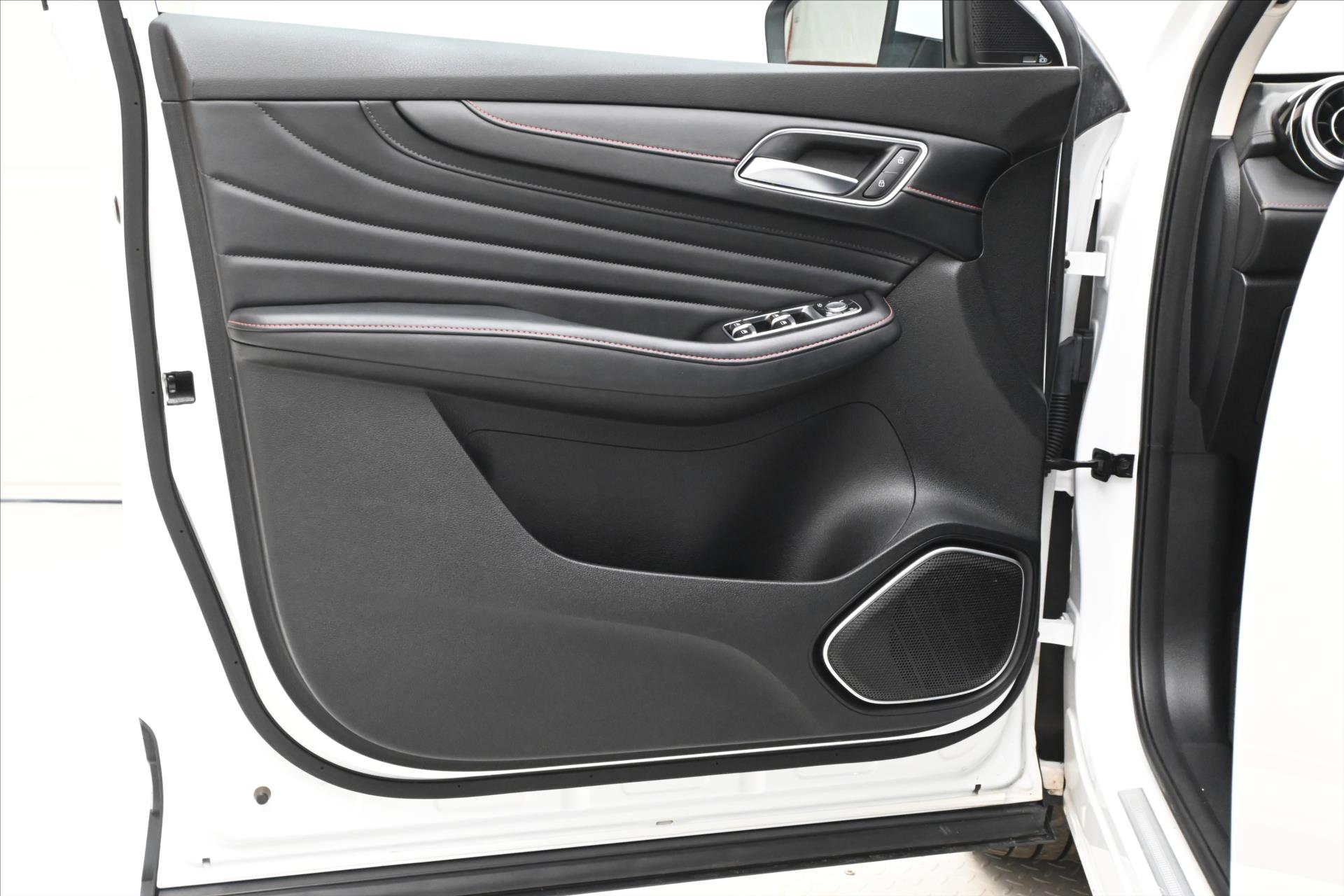 Hlavní fotografie vozu MG eHS 1,5 TGI PHEV 119 kW AT Záruka až 5 let (22)