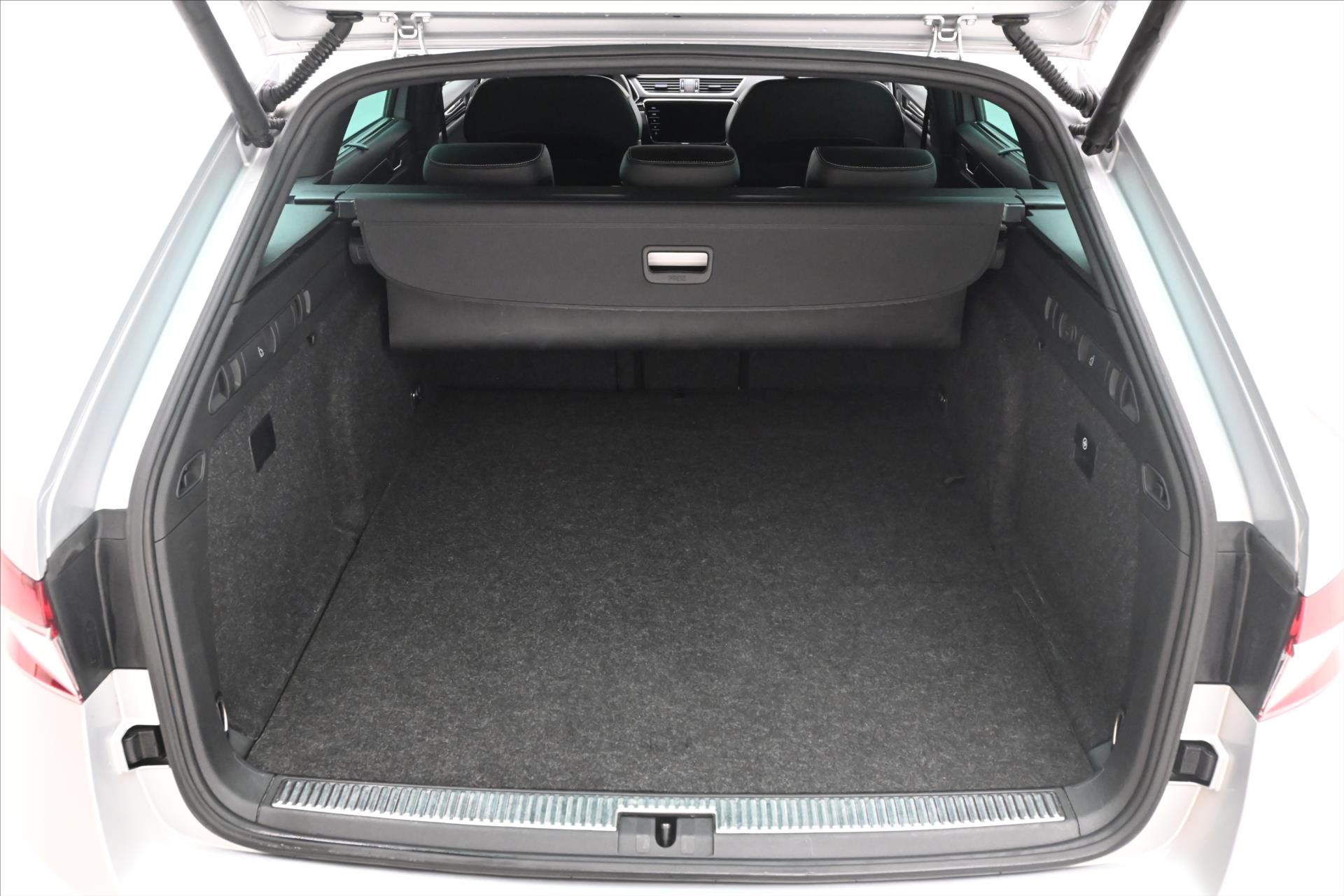 Hlavní fotografie vozu Škoda Superb 1,4 TSI iV 160 kW L&K DSG Záruka až 5 let (10)