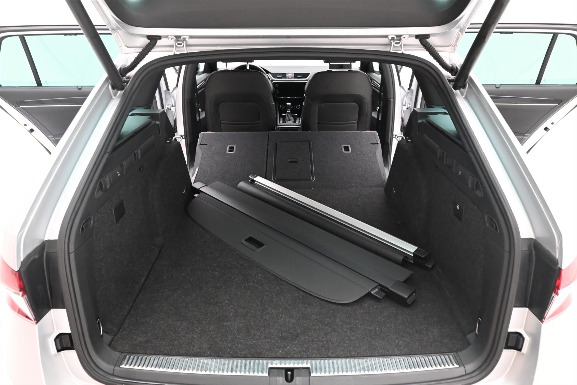 Hlavní fotografie vozu Škoda Superb 1,4 TSI iV 160 kW L&K DSG Záruka až 5 let (11)