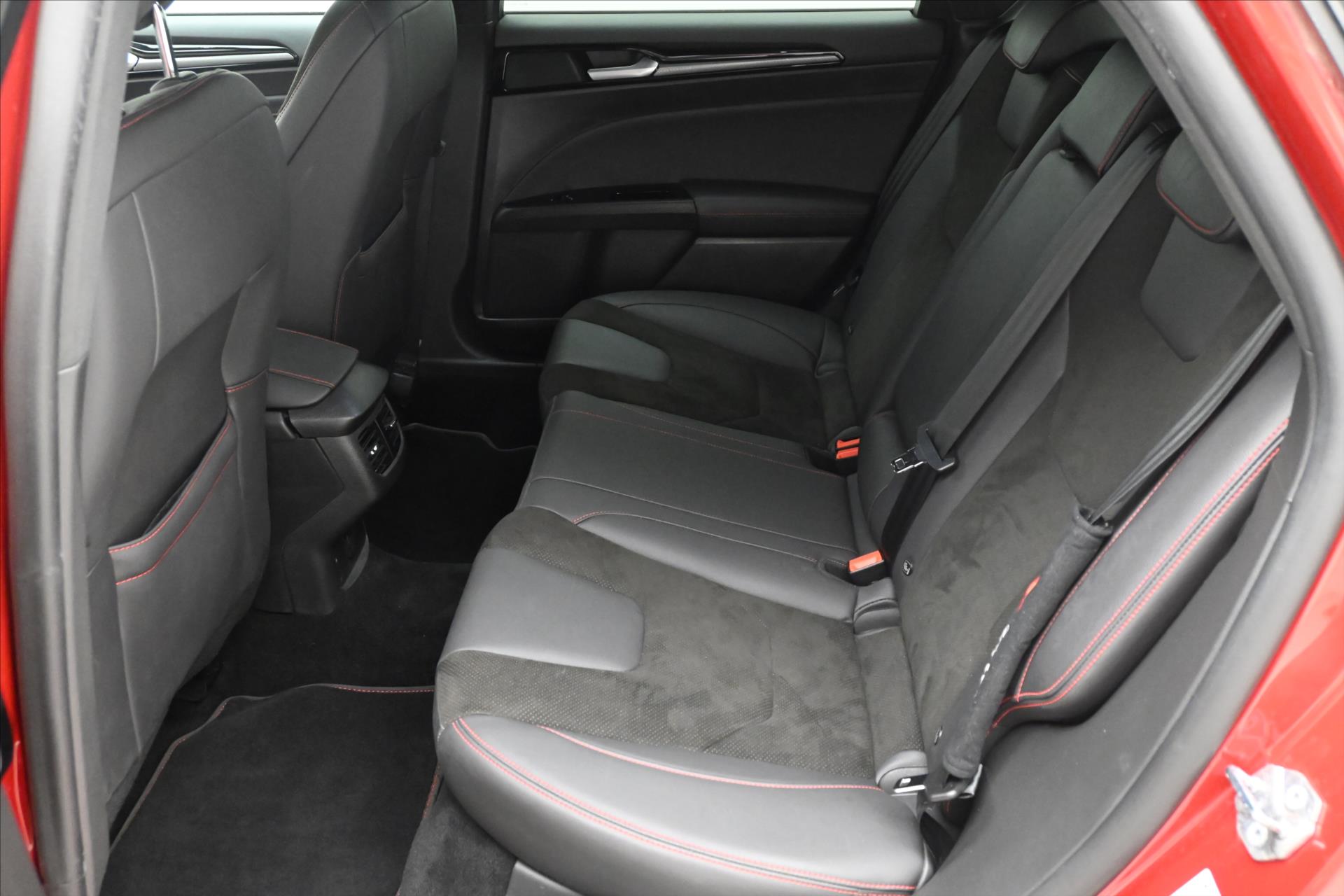 Hlavní fotografie vozu Ford Mondeo 2,0 EcoBlue 140 kW ST-Line Záruka až 5 let (14)