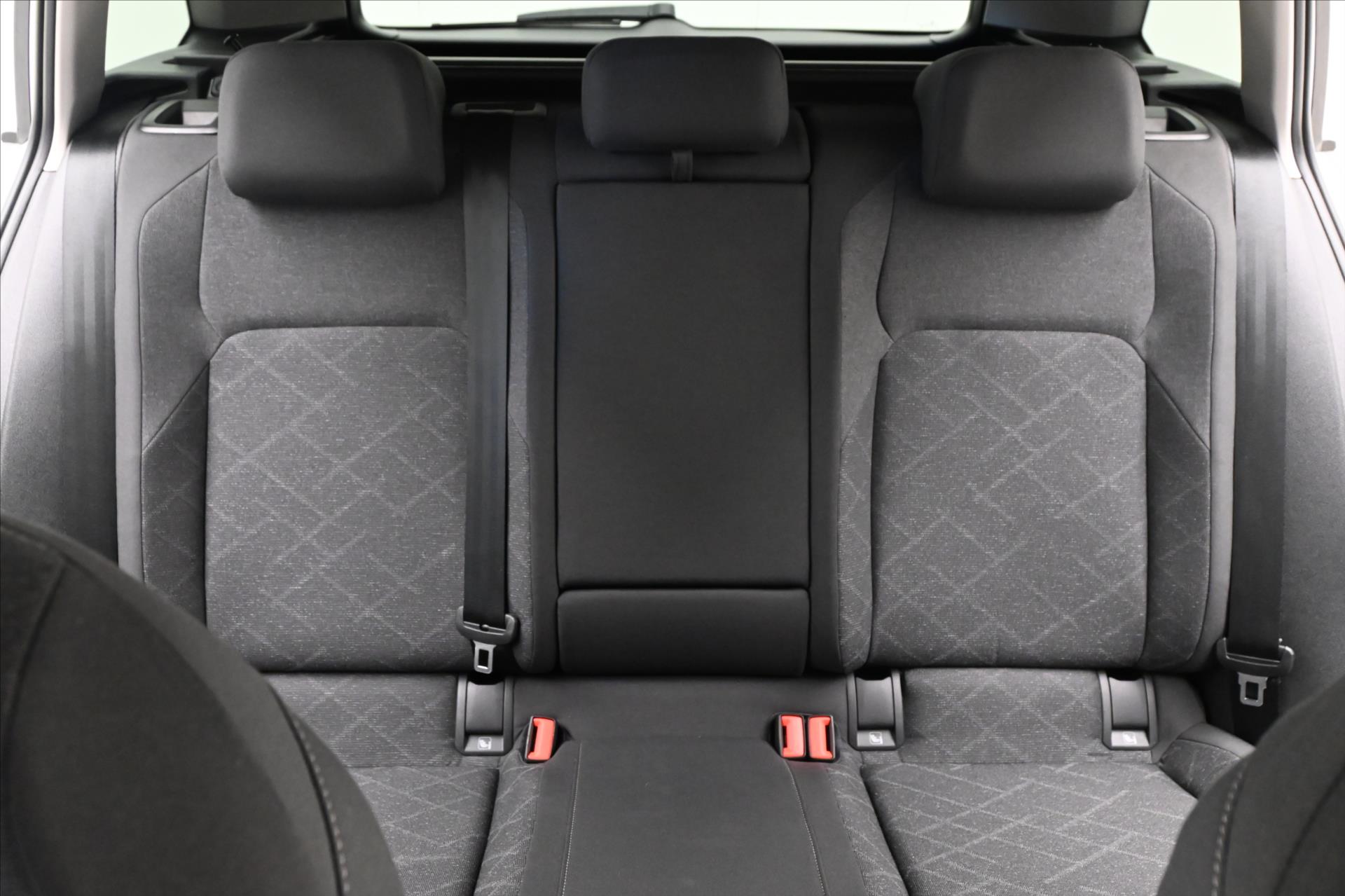 Hlavní fotografie vozu Volkswagen Golf 2,0 TDI 110 kW DSG Business Záruka až 5 let (28)