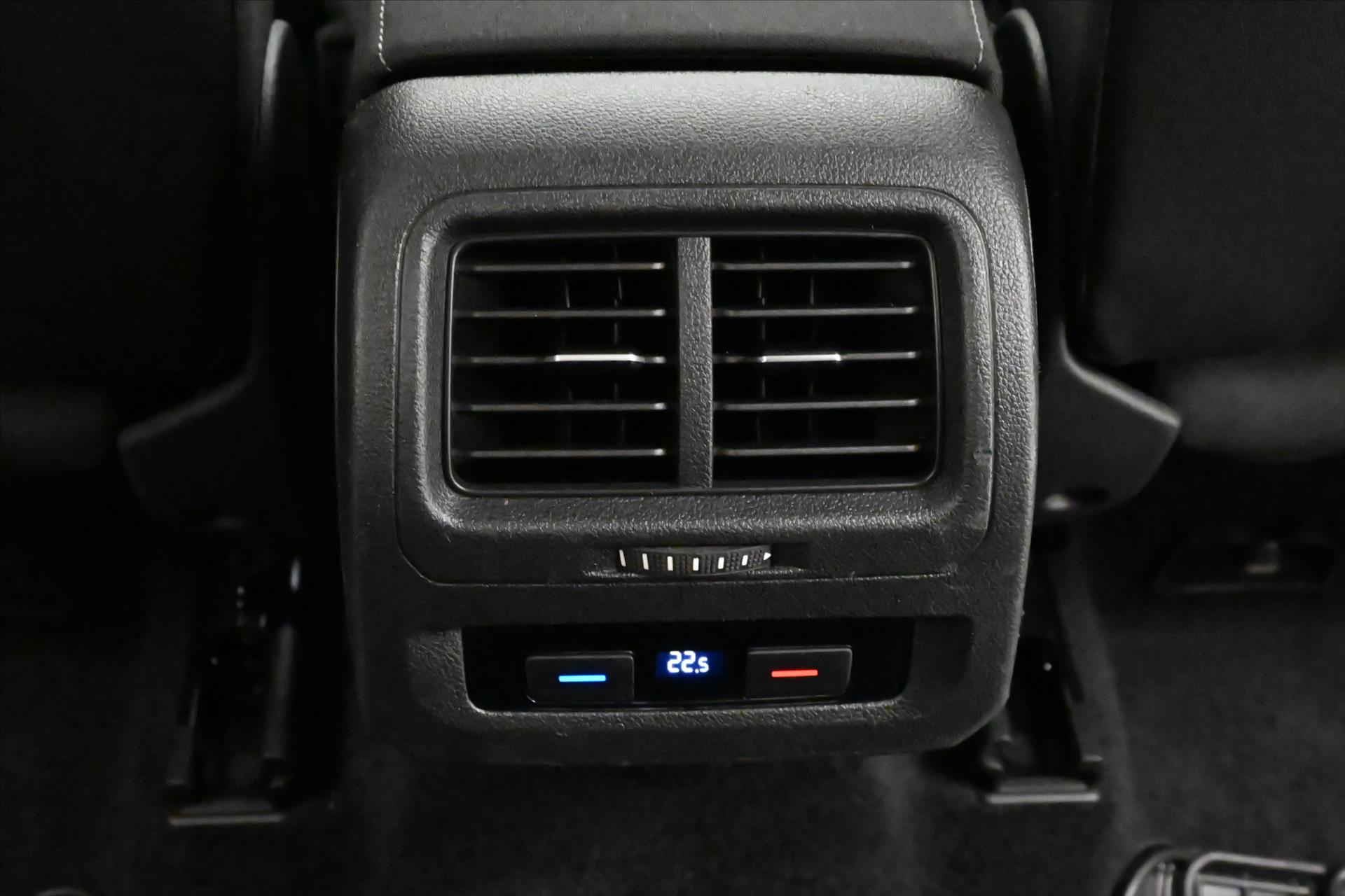 Hlavní fotografie vozu Volkswagen Touran 1,6 TDI 85 kW Navigace Záruka (22)