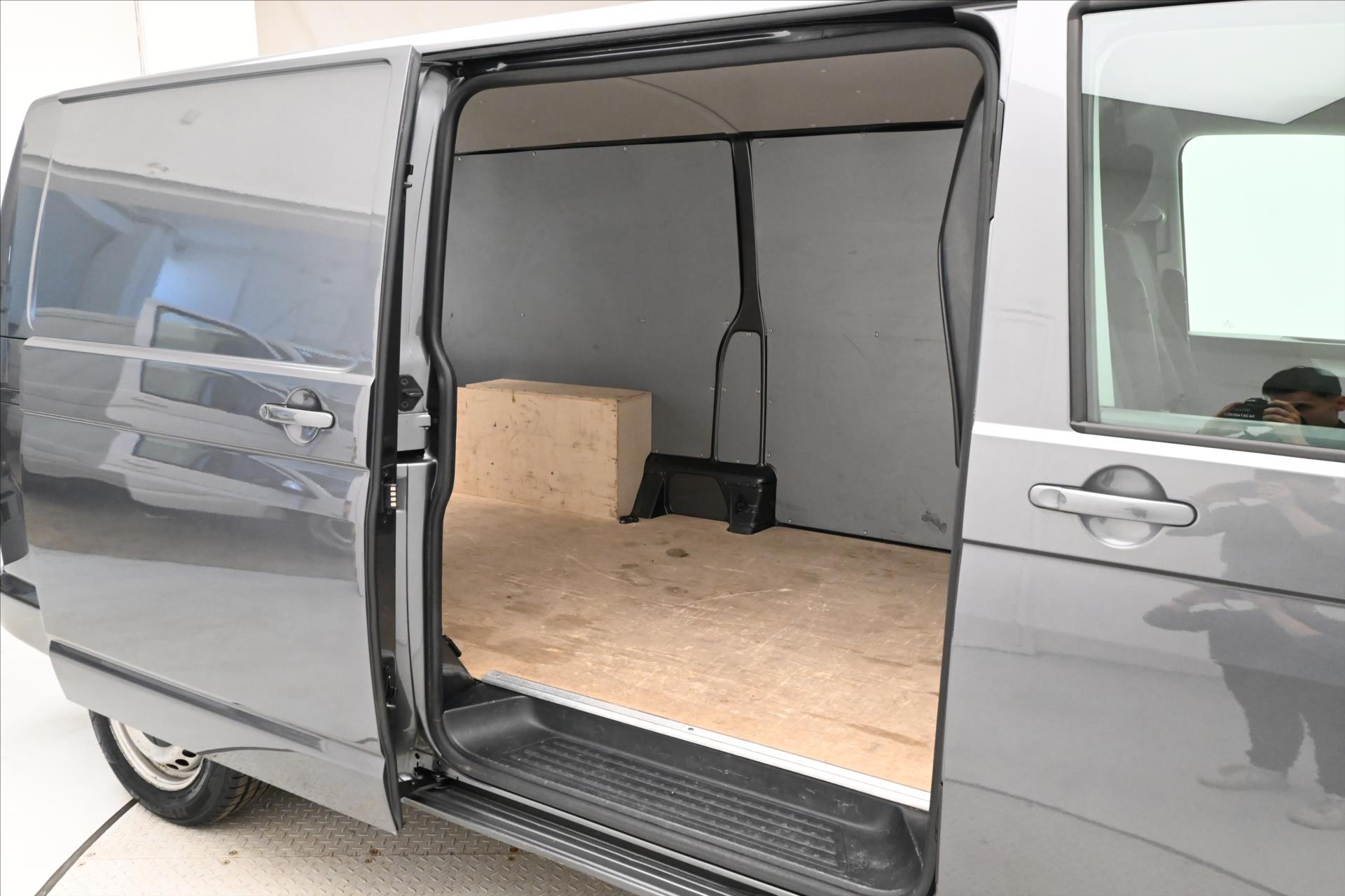 Hlavní fotografie vozu Volkswagen Transporter 2,0 TDI 110 kW DSG LONG Záruka až 5 let (11)