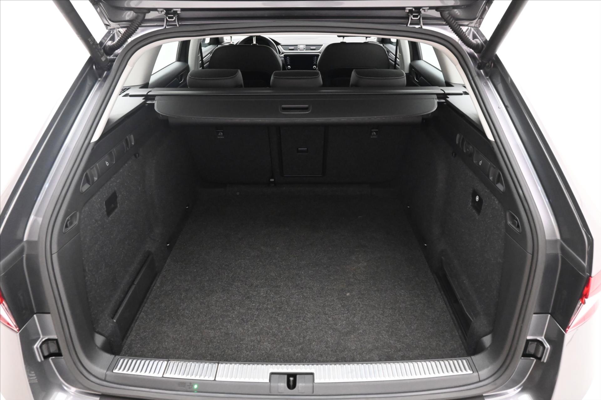 Hlavní fotografie vozu Škoda Superb 2,0 TDI 147 kW DSG STYLE Záruka až 5 let (10)