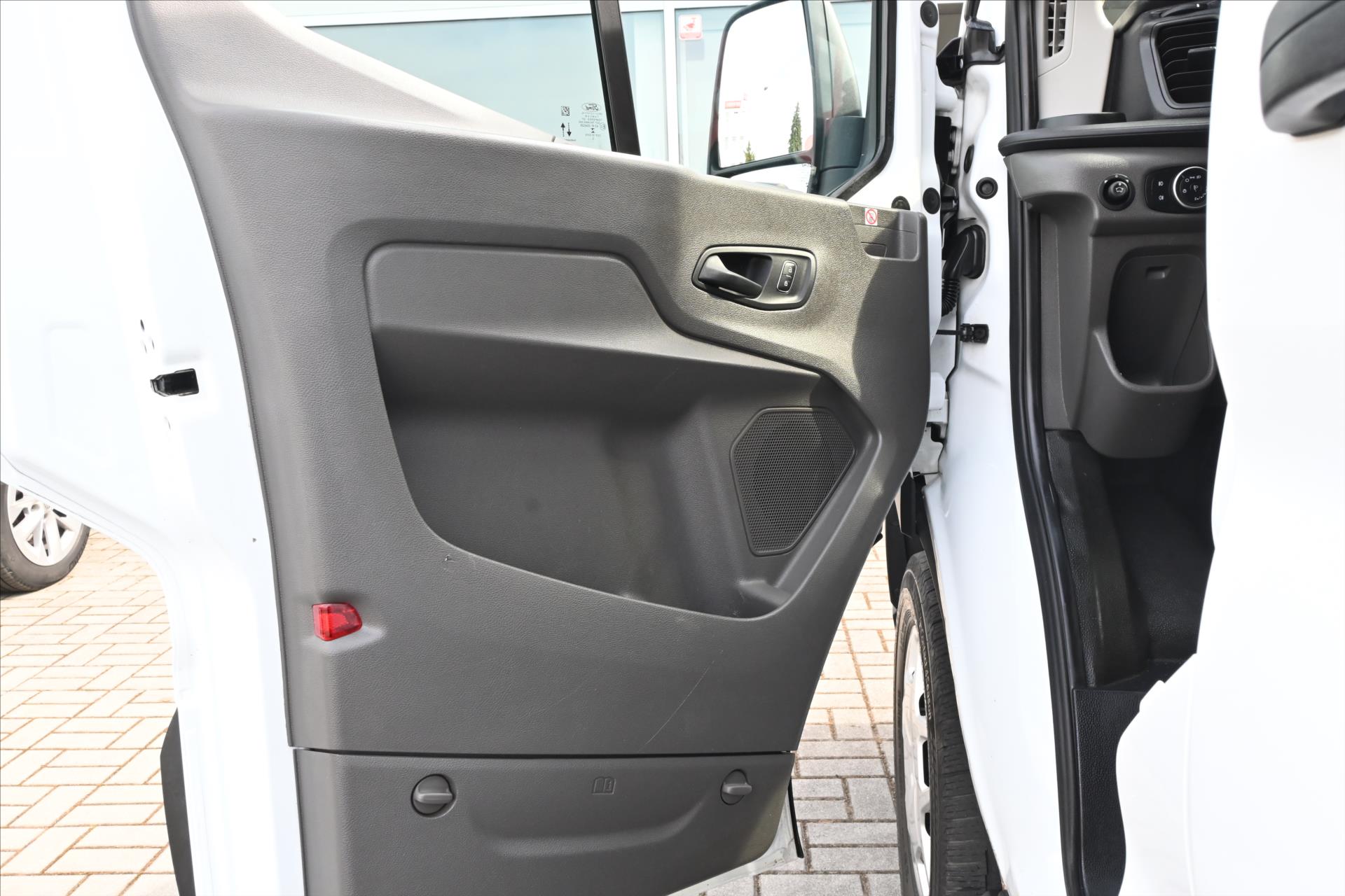 Hlavní fotografie vozu Ford Transit 2,0 EcoBlue 96kW L2H2 Záruka až 5 let (22)