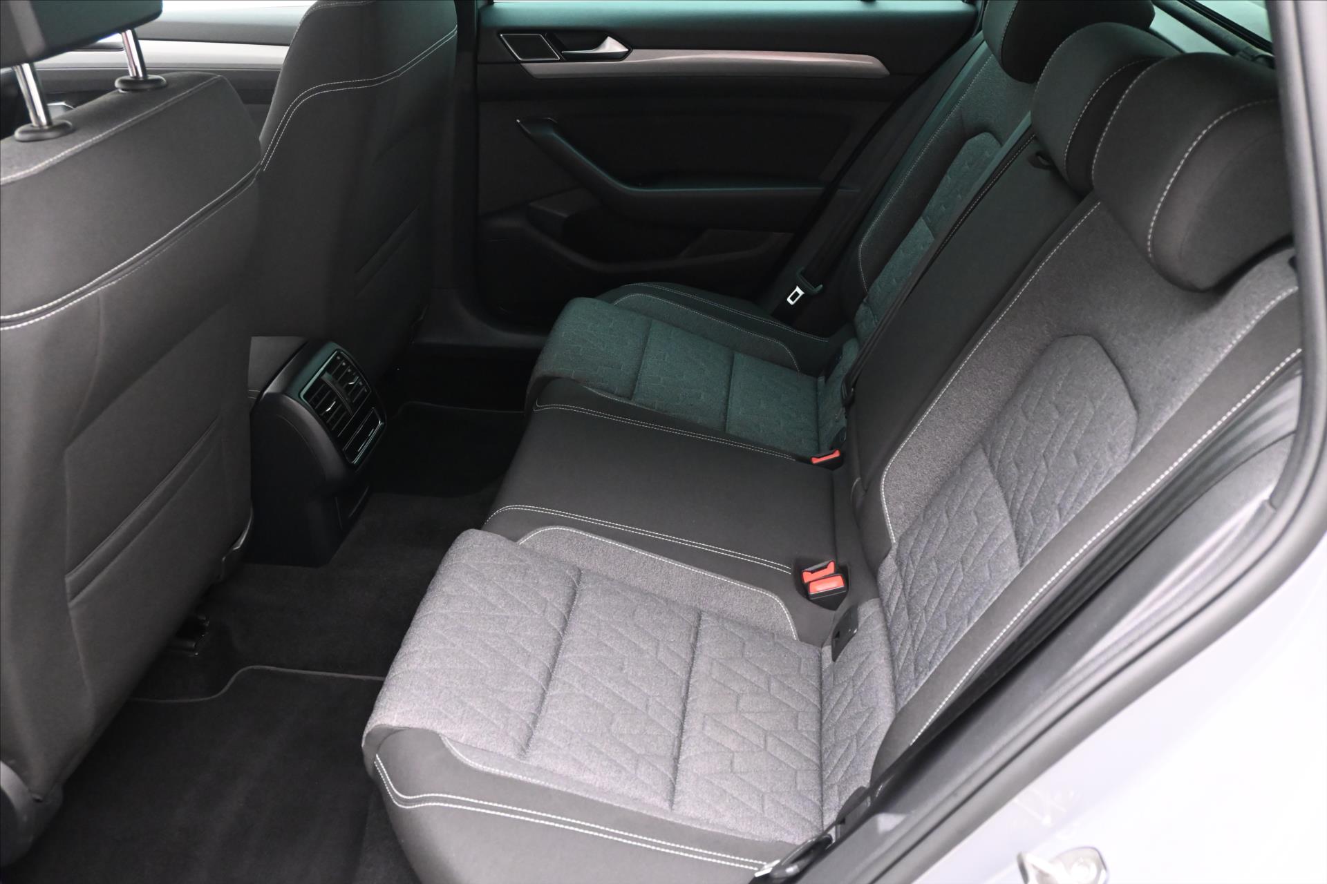 Hlavní fotografie vozu Volkswagen Passat 2,0 TDI 110 kW DSG Business Záruka až 5 let (14)