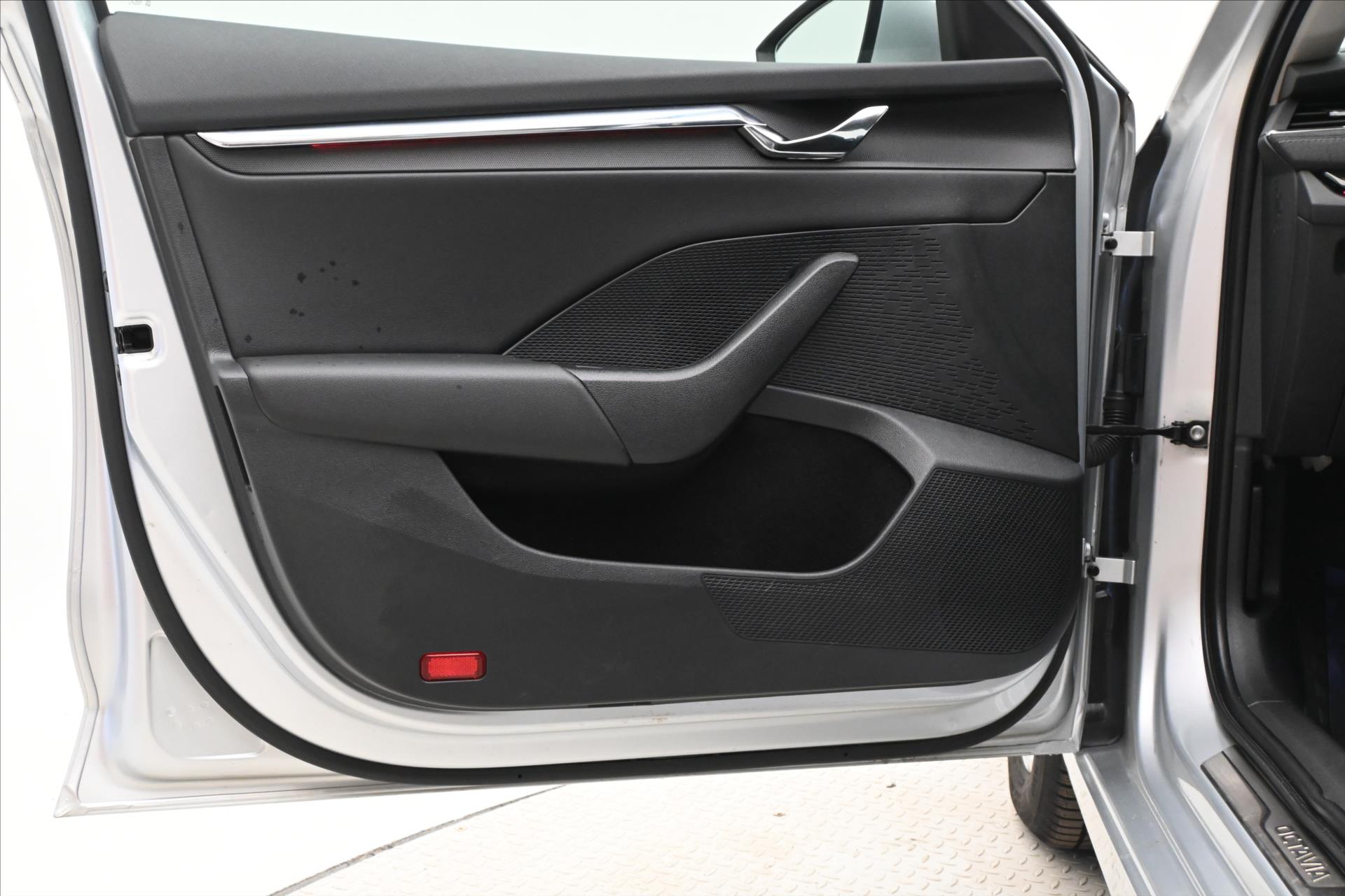 Main photo of the car Skoda Octavia 2.0 TDI 110kW DSG Style Warranty up to 5 years (25)