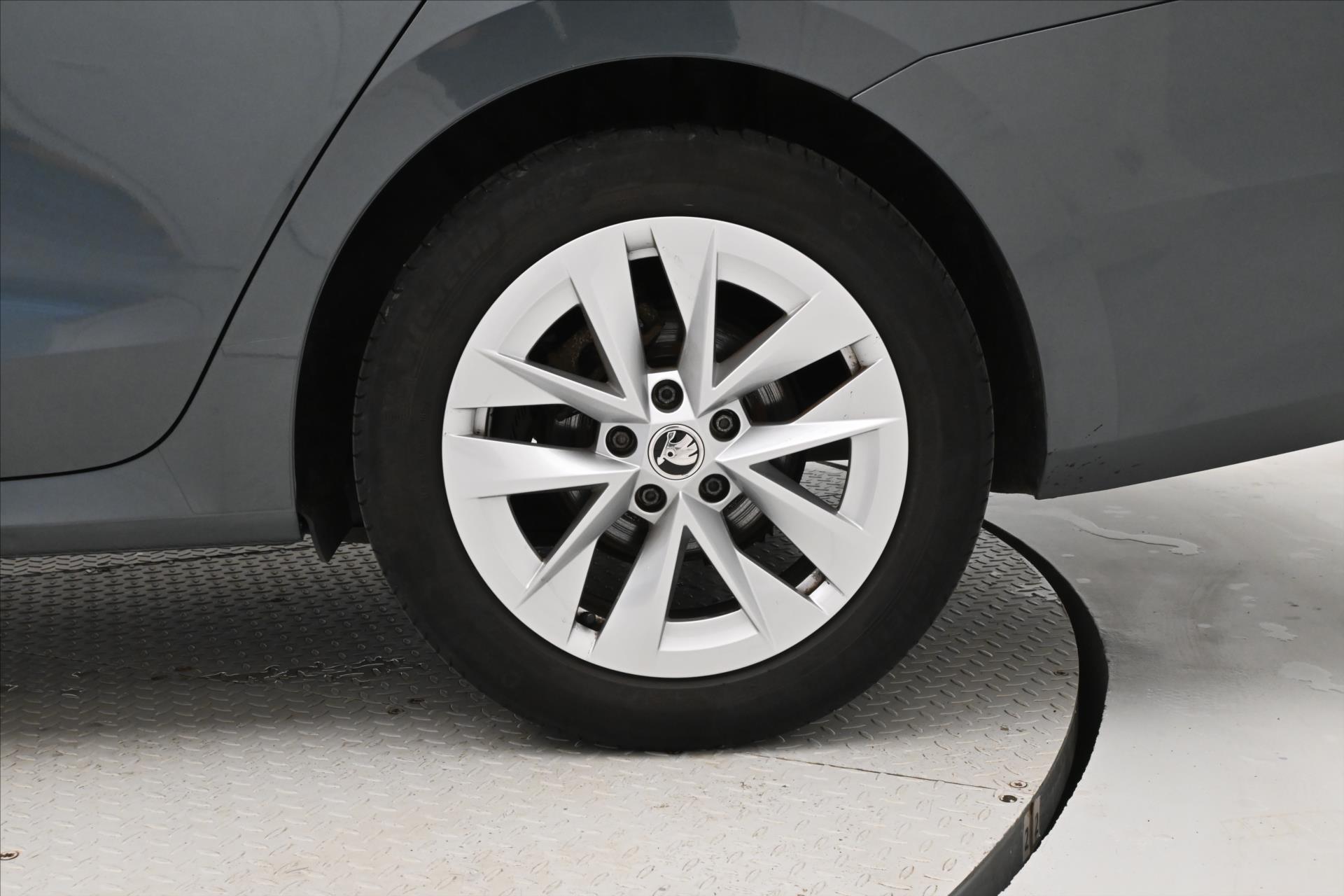 Hlavní fotografie vozu Škoda Octavia 2,0 TDI 110kW DSG Style Záruka až 5 let (32)