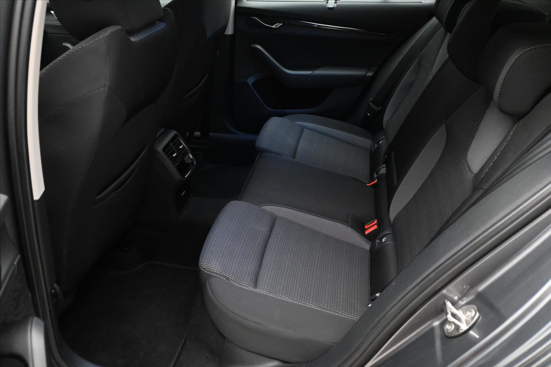 Hlavní fotografie vozu Škoda Octavia 2,0 TDI 110 kW DSG Ambition Záruka až 5 let (14)