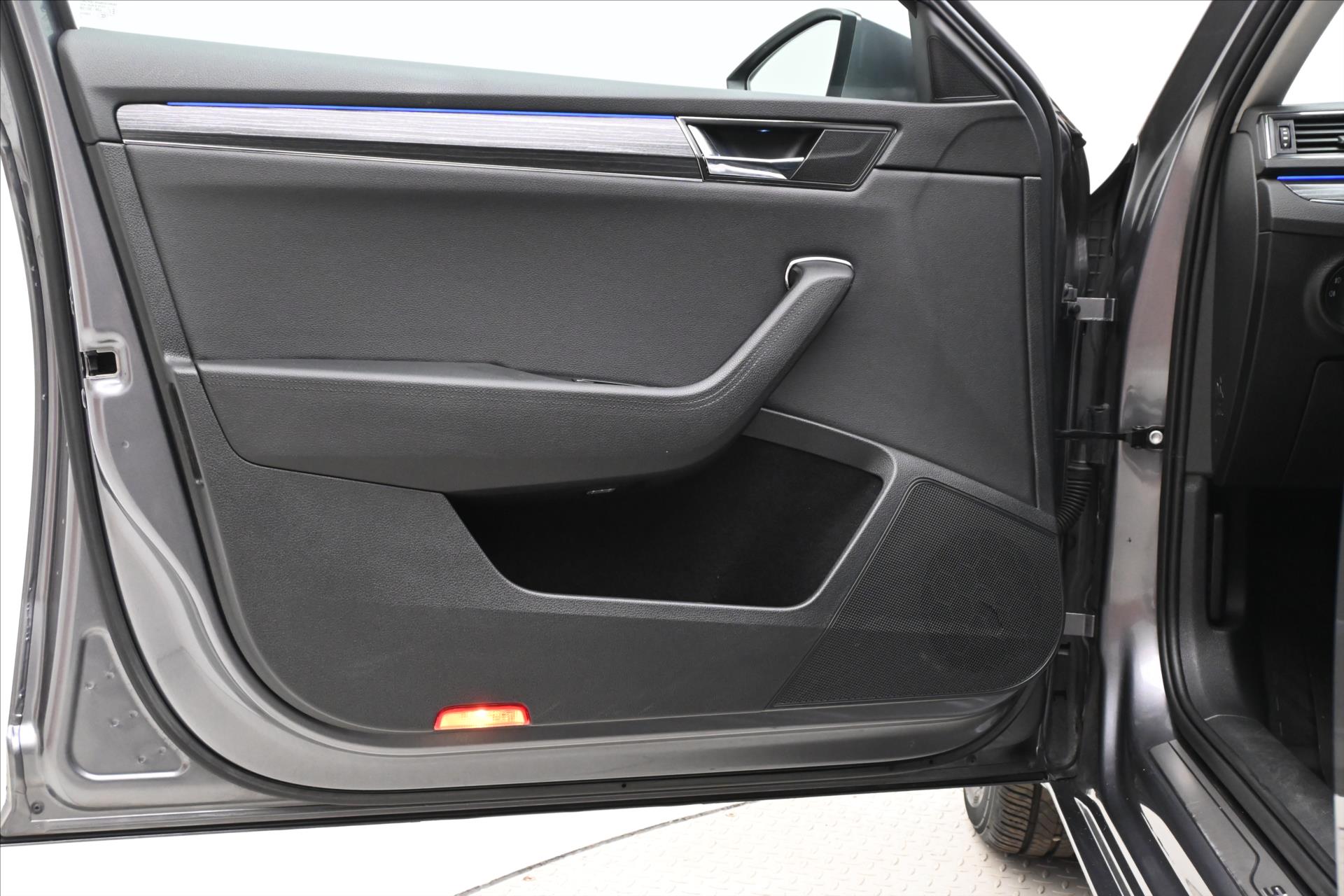 Hlavní fotografie vozu Škoda Superb 2,0 TDI 110KW DSG STYLE Záruka až 5 let (24)