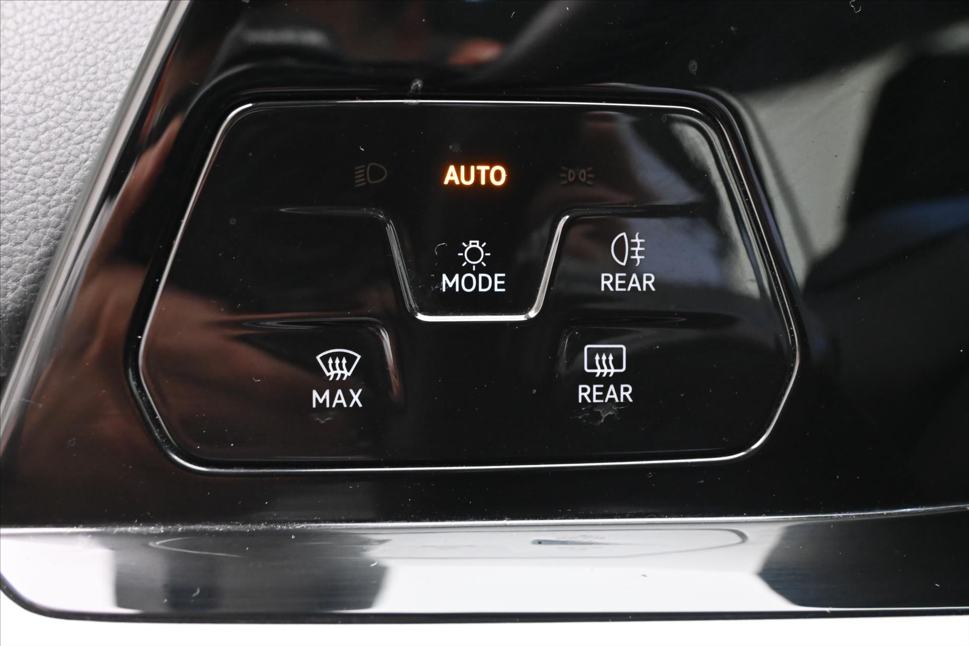 Main photo of the car Volkswagen Golf 2.0 TDI 110 kW Life Warranty up to 5 years (25)