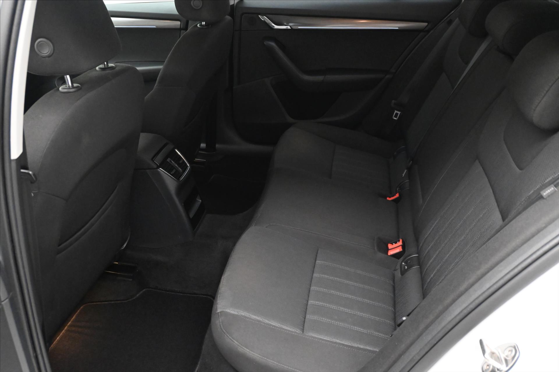 Hlavní fotografie vozu Škoda Octavia 2,0 TDI 110 KW DSG STYLE Záruka až 5 let (14)