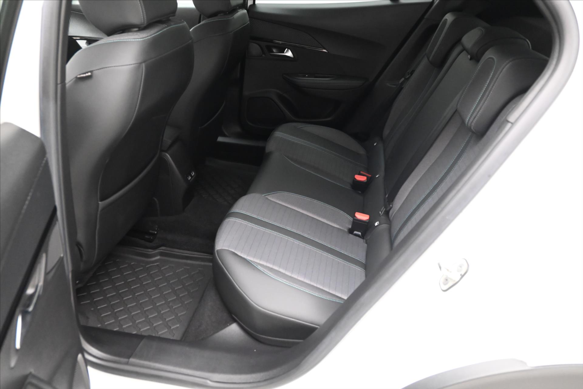 Hlavní fotografie vozu Peugeot 2008 1,5 HDI 81 kW LED TAŽNÉ Záruka až 5 let (14)