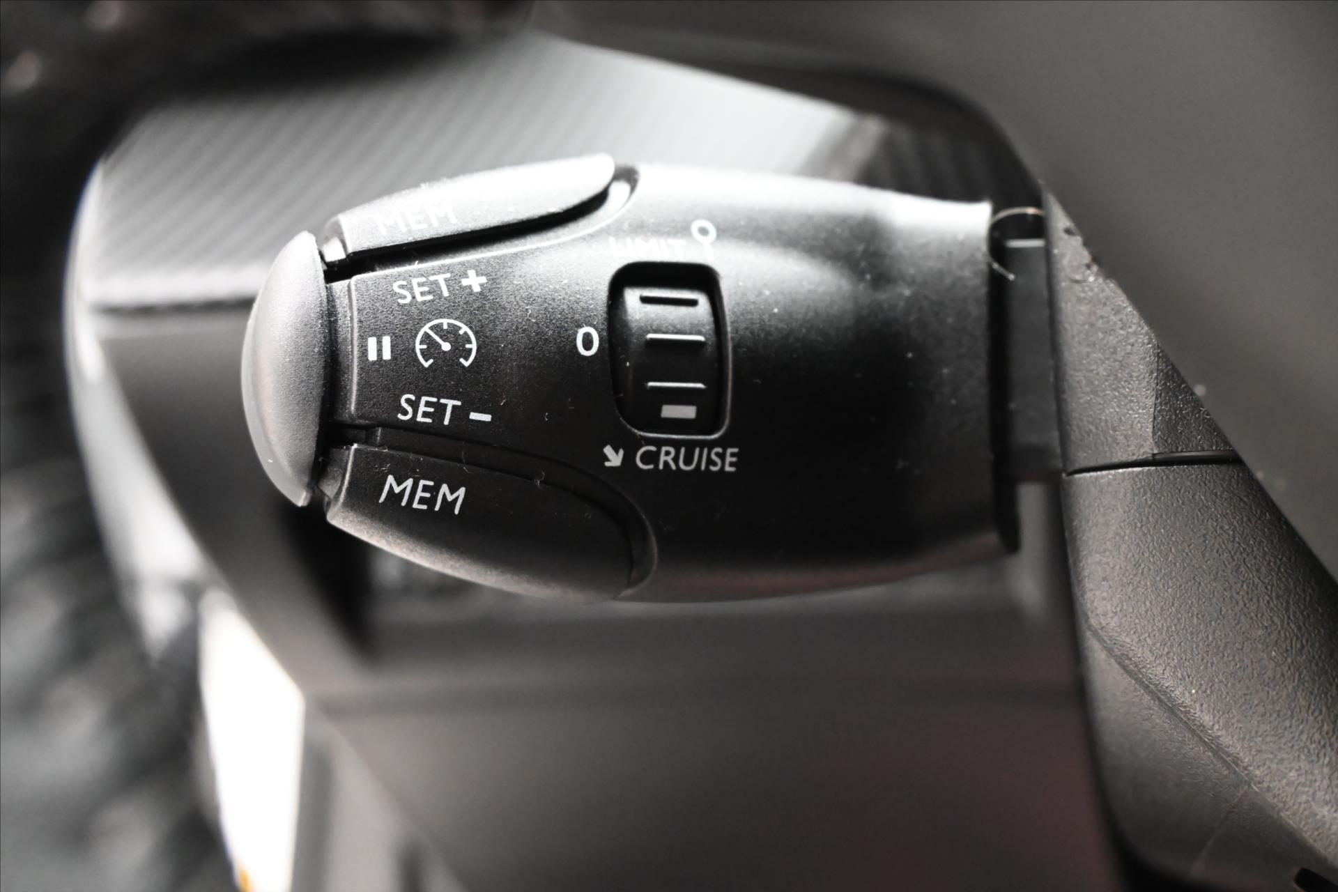 Hlavní fotografie vozu Peugeot 2008 1,5 HDI 81 kW LED TAŽNÉ Záruka až 5 let (23)